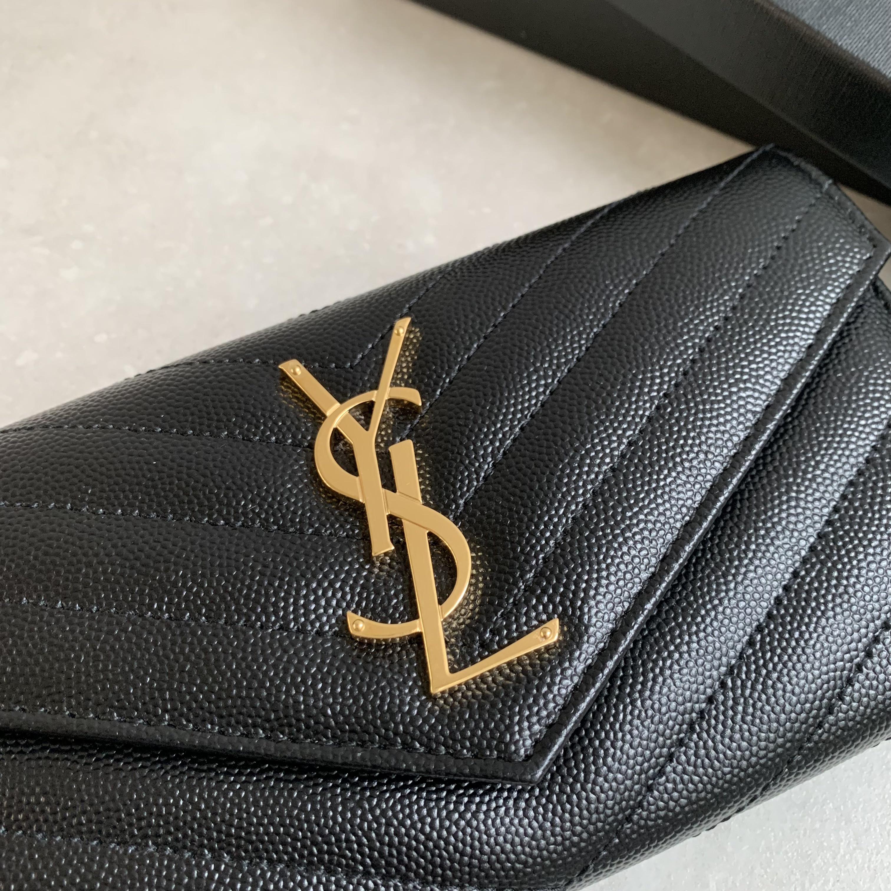 YSL 衍縫翻蓋長夾 黑金