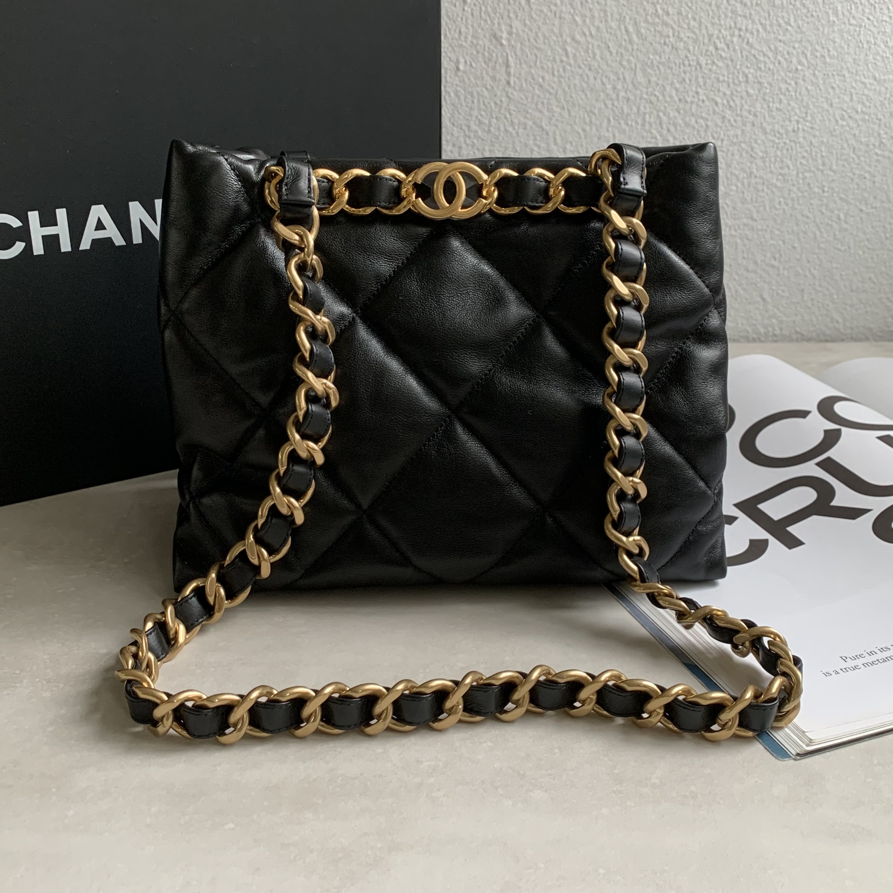 CHANEL 22B 粗鏈帶托特包 黑金