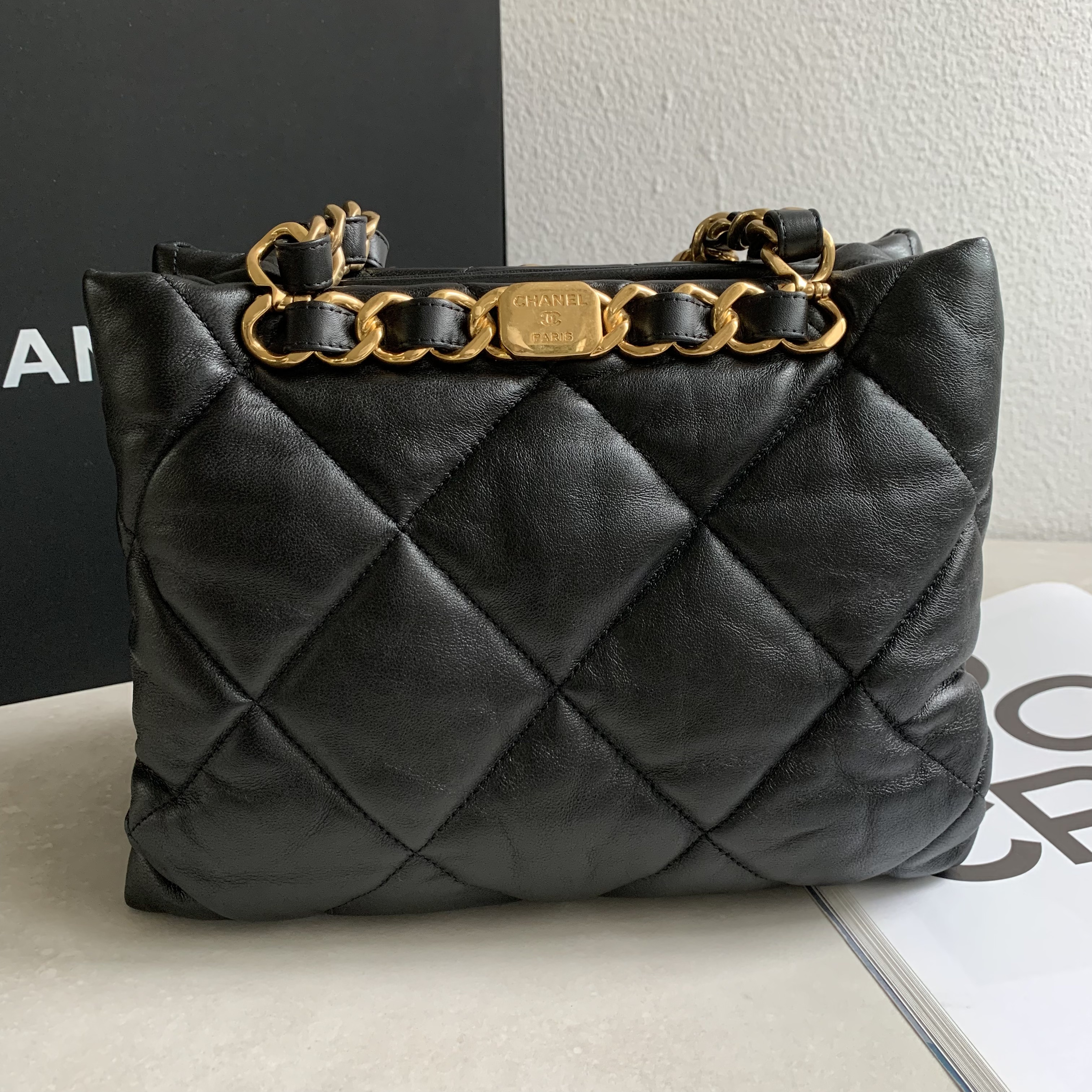 CHANEL 22B 粗鏈帶托特包 黑金