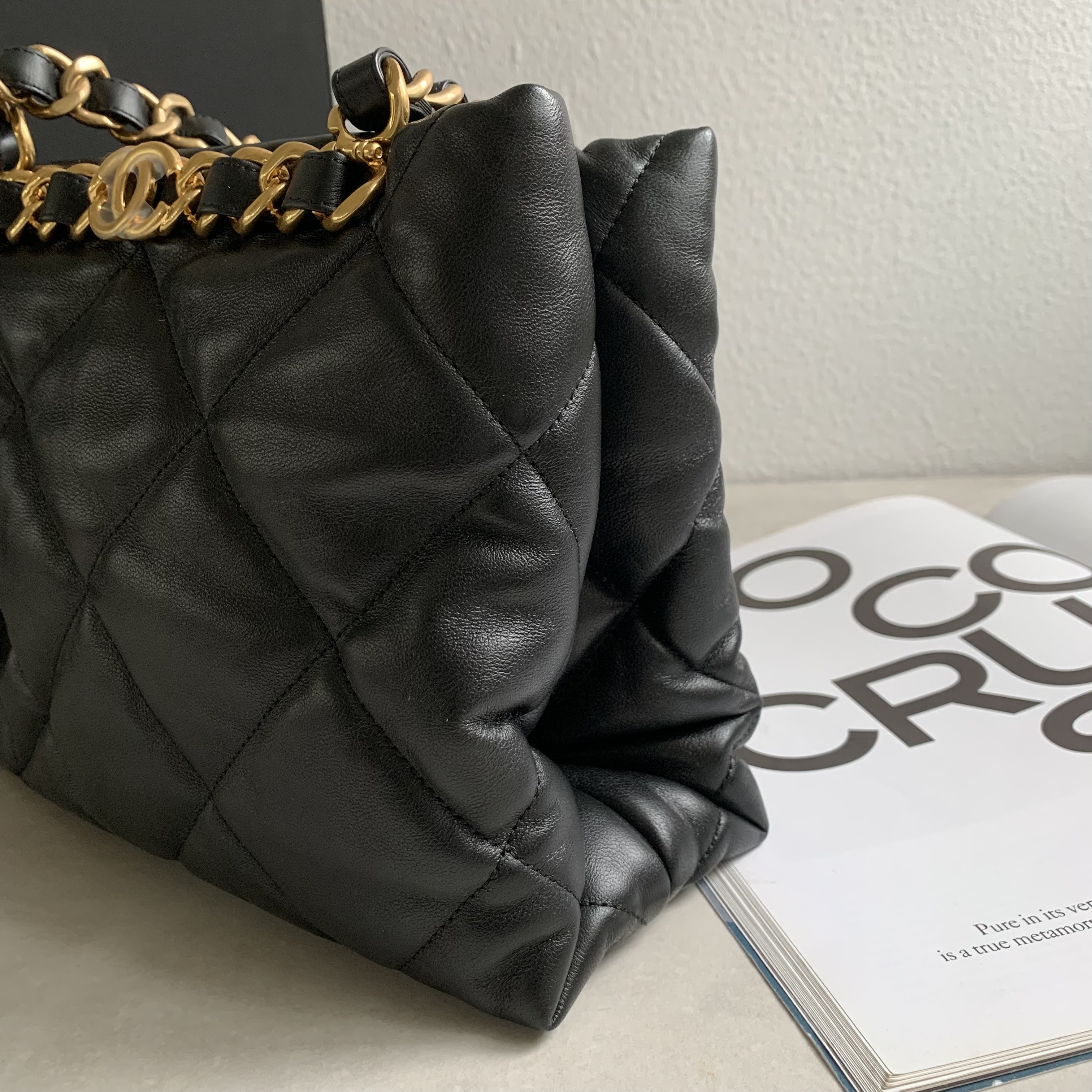 CHANEL 22B 粗鏈帶托特包 黑金