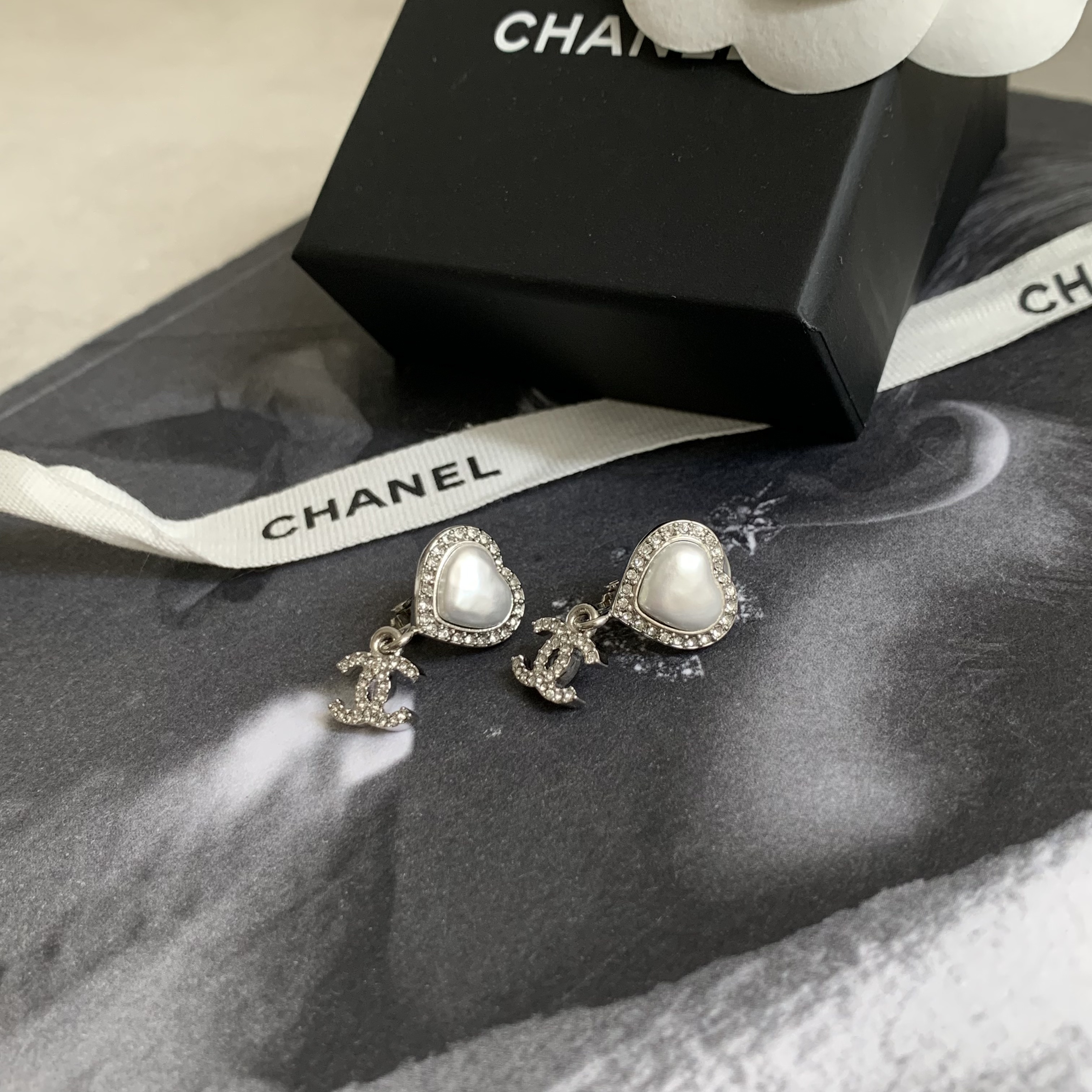 CHANEL 23B 銀色愛心貝母耳夾