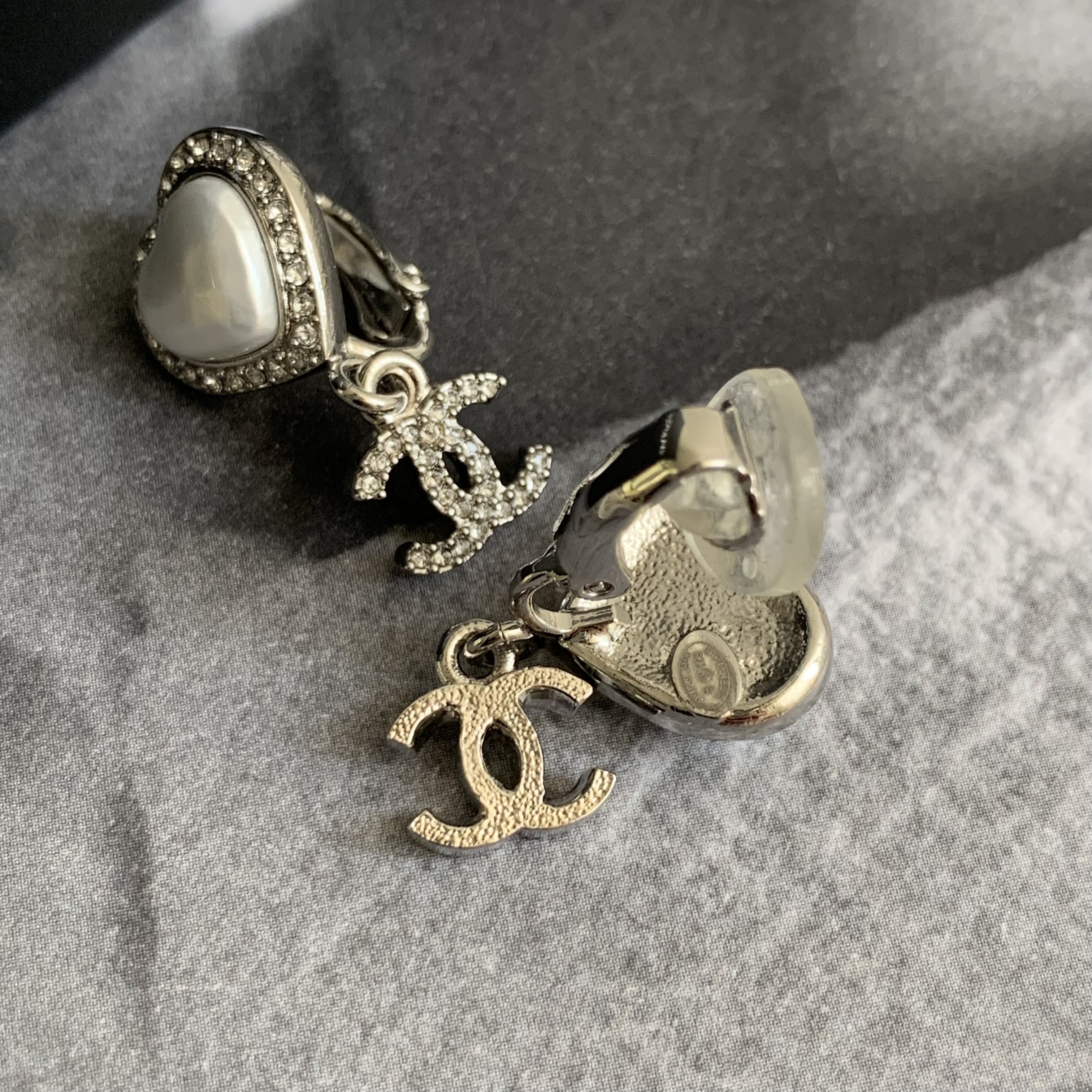 CHANEL 23B 銀色愛心貝母耳釘