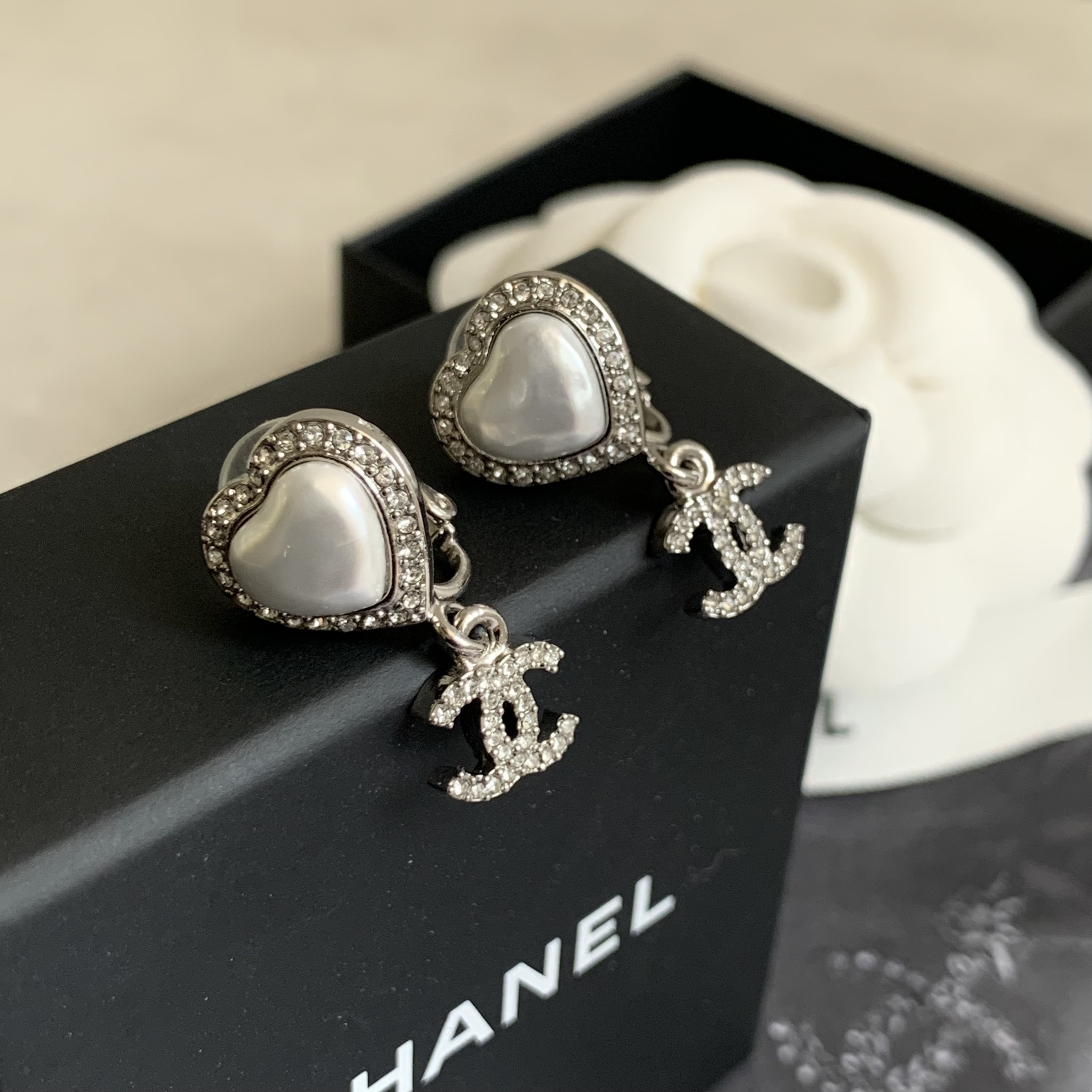 CHANEL 23B 銀色愛心貝母耳釘