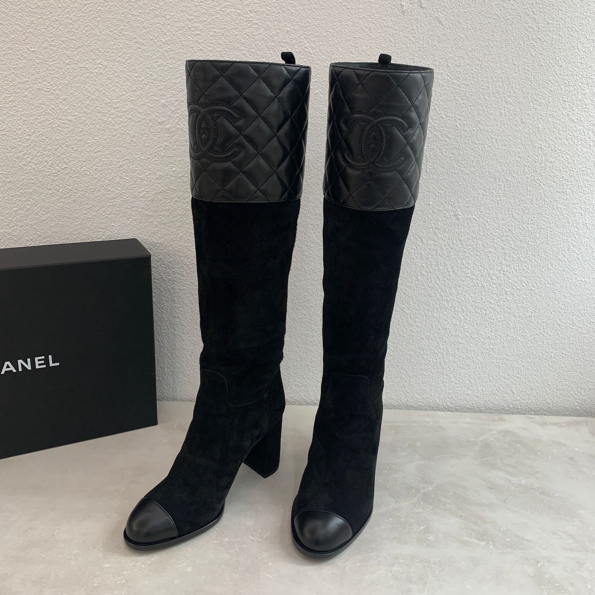Chanel 23K 菱格紋麂皮機車長靴