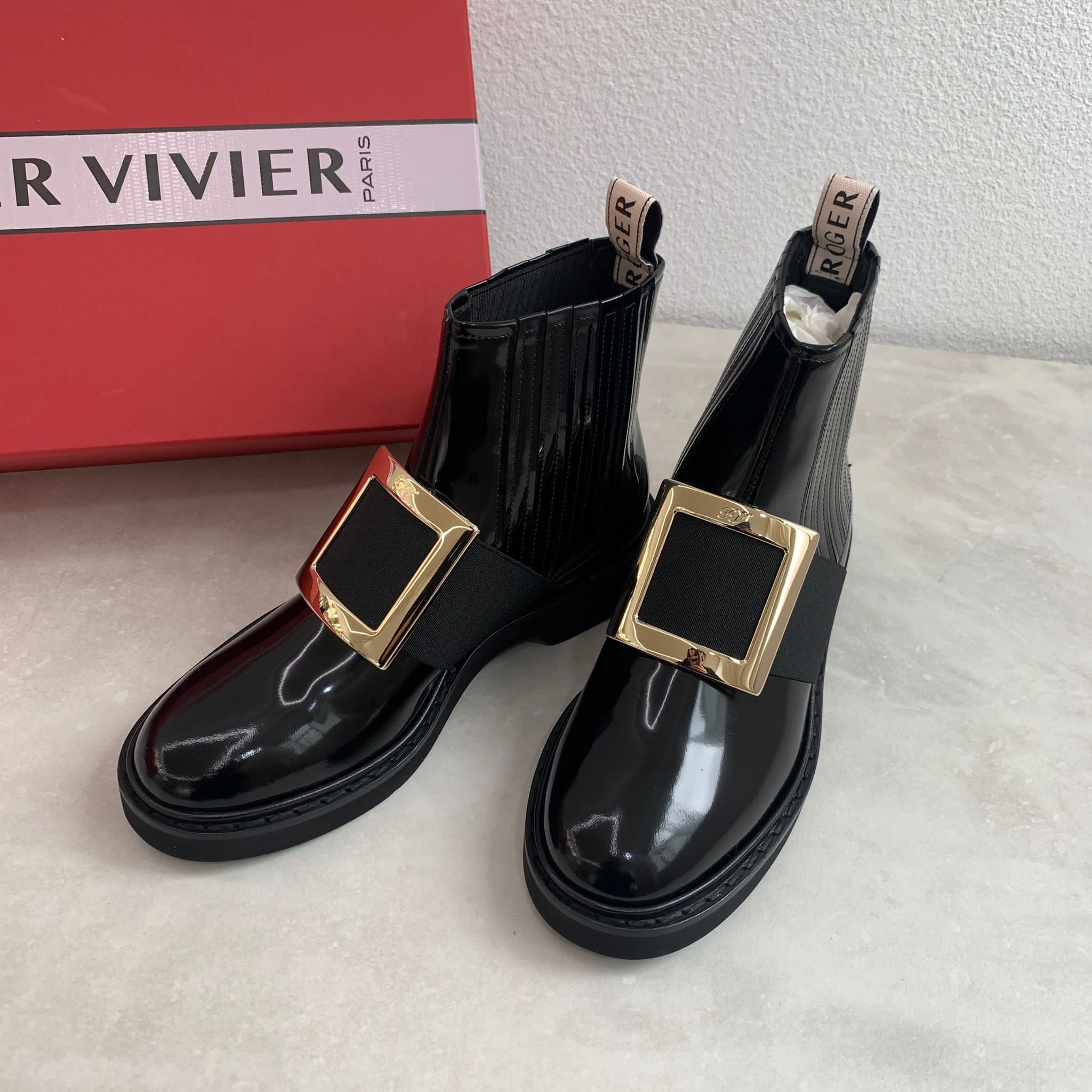 Roger Vivier 經典方釦漆皮短靴