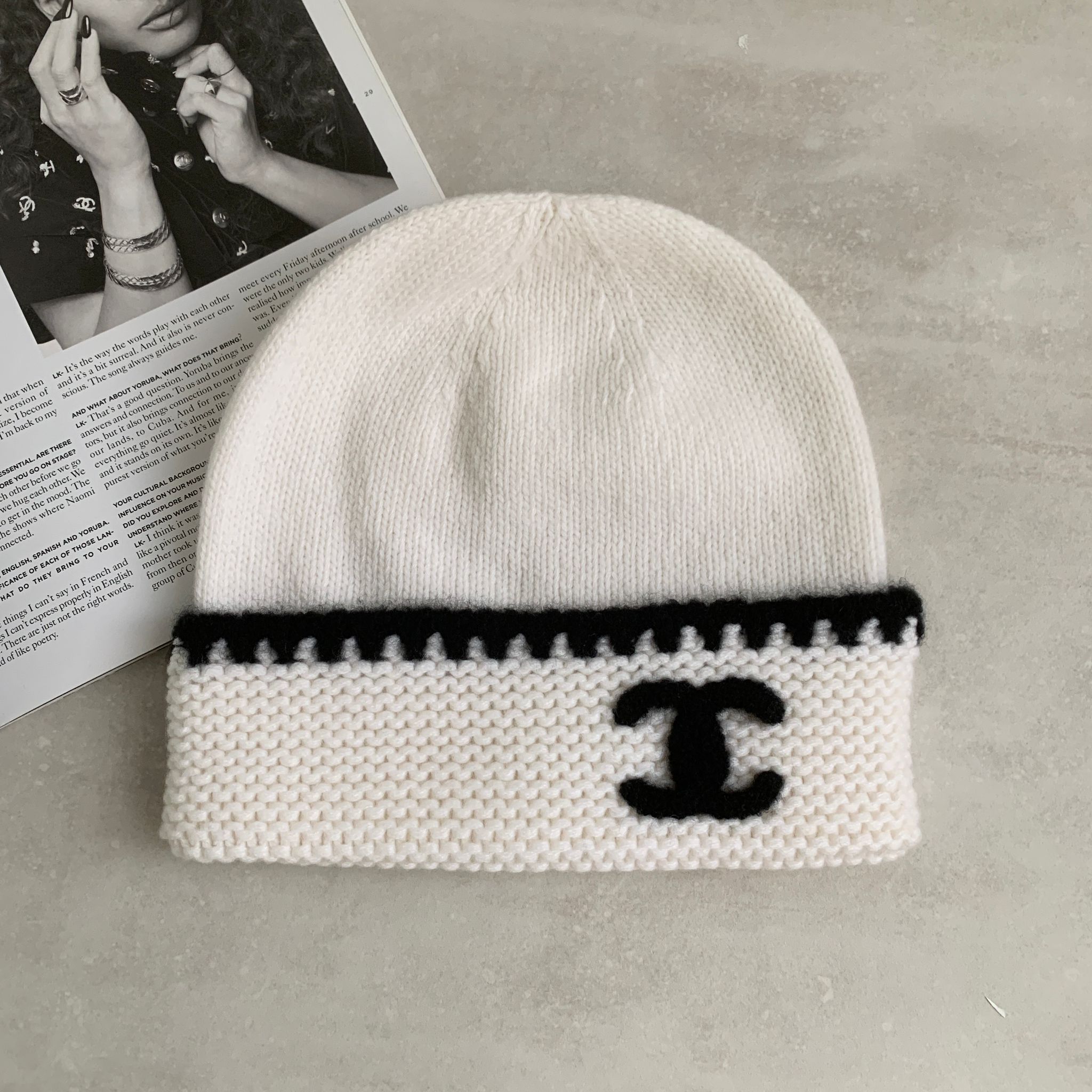 Chanel 23A 雙C白色毛帽