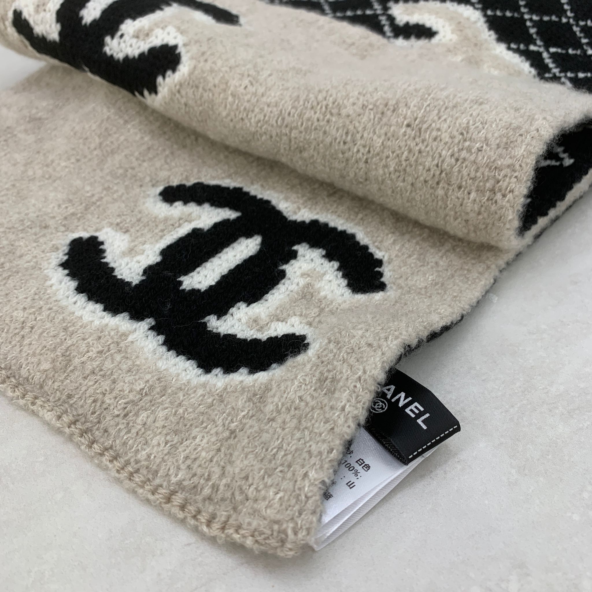 Chanel 米黑格紋圍巾