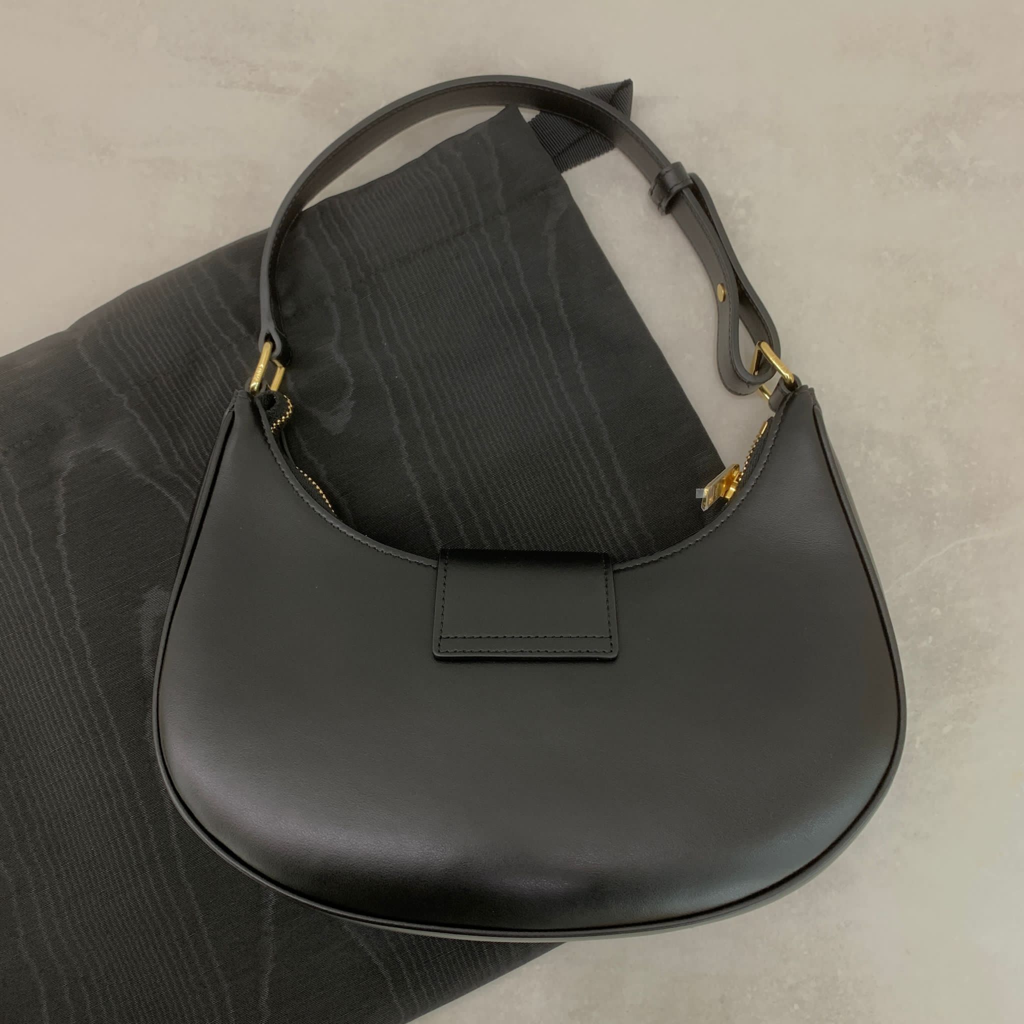 Celine Ava 凱旋門黑色金釦腋下包