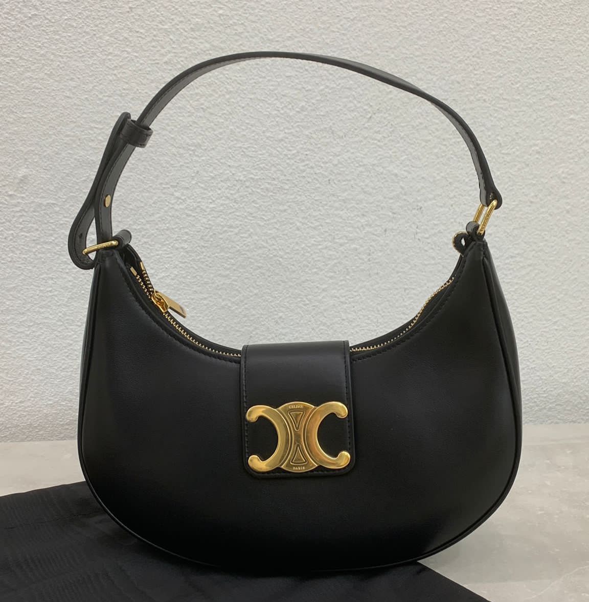 Celine Ava 凱旋門黑色金釦腋下包