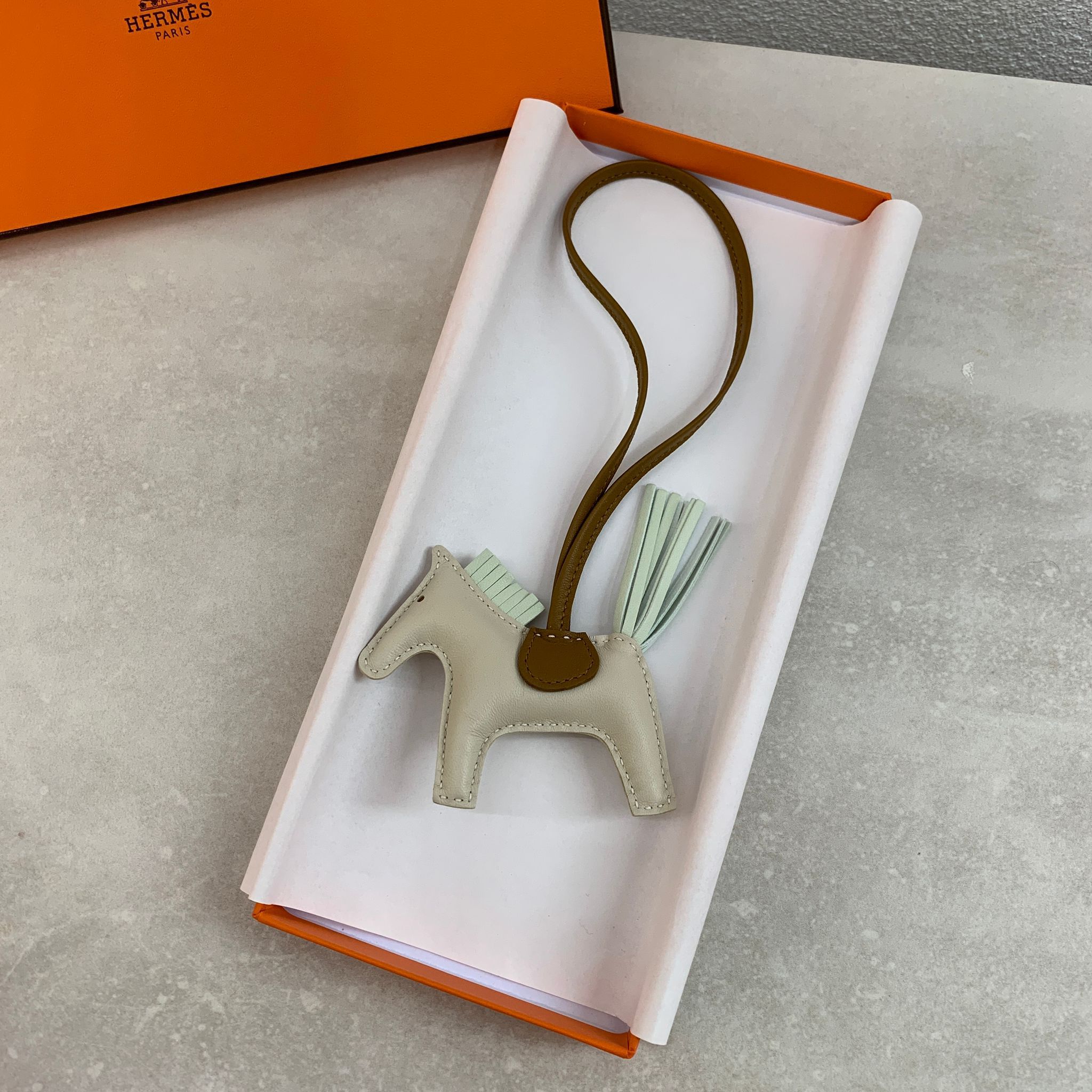 Hermès 白色小馬吊飾