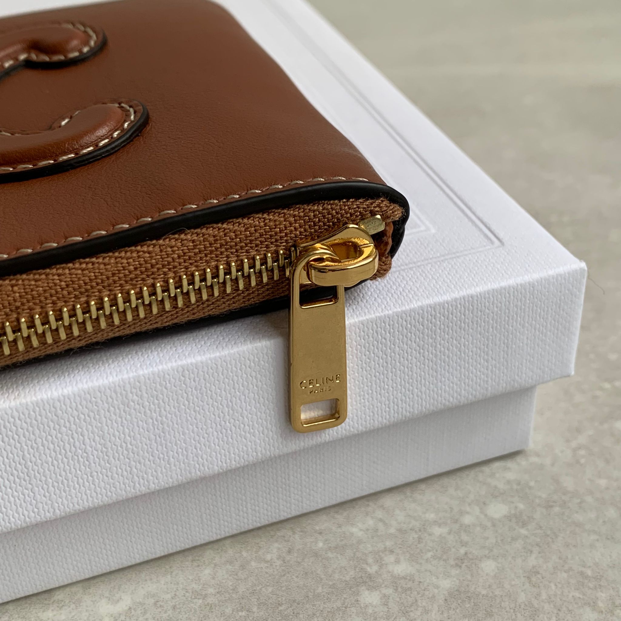 celine 棕色凱璇拉鍊零錢包