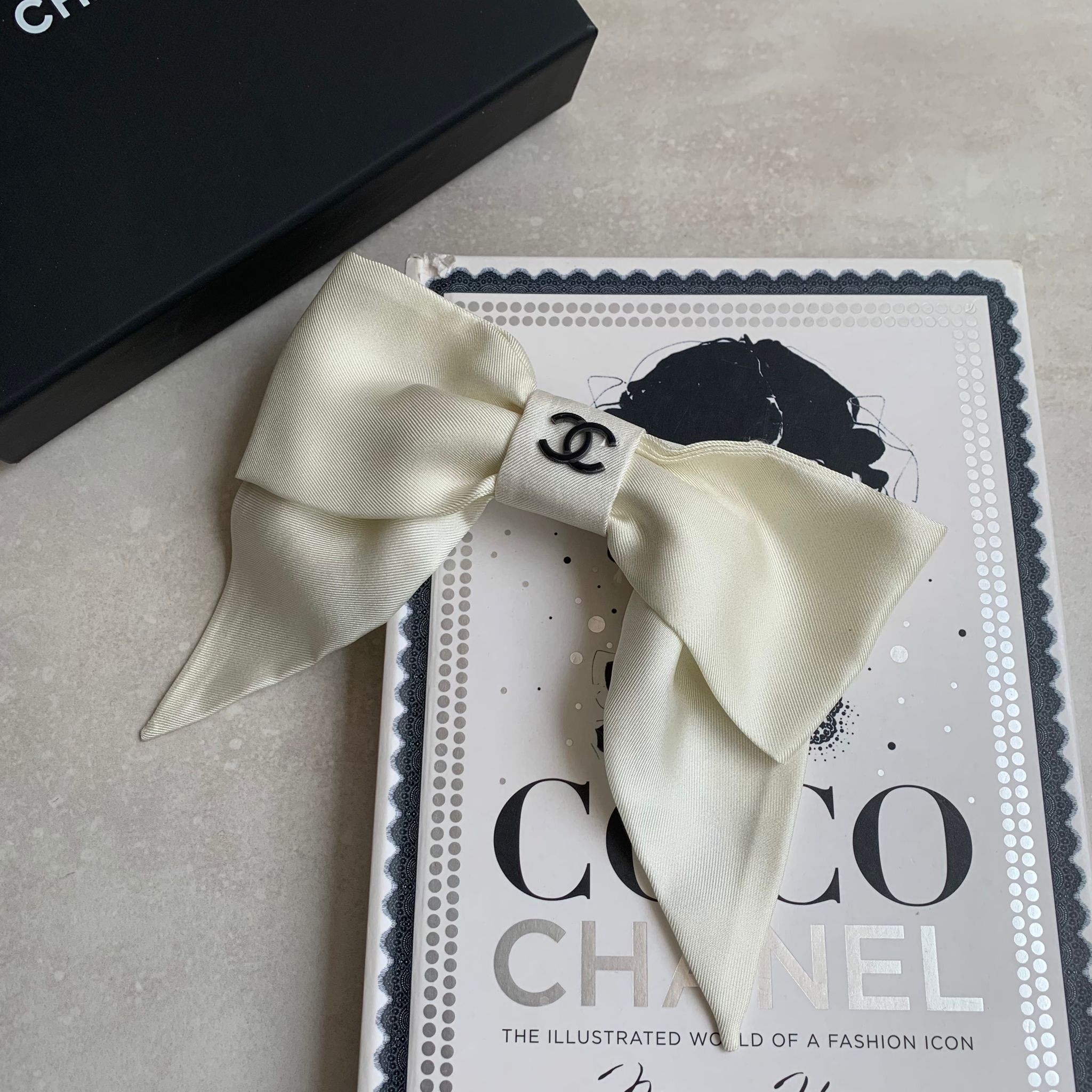 Chanel 白色蝴蝶結髮夾