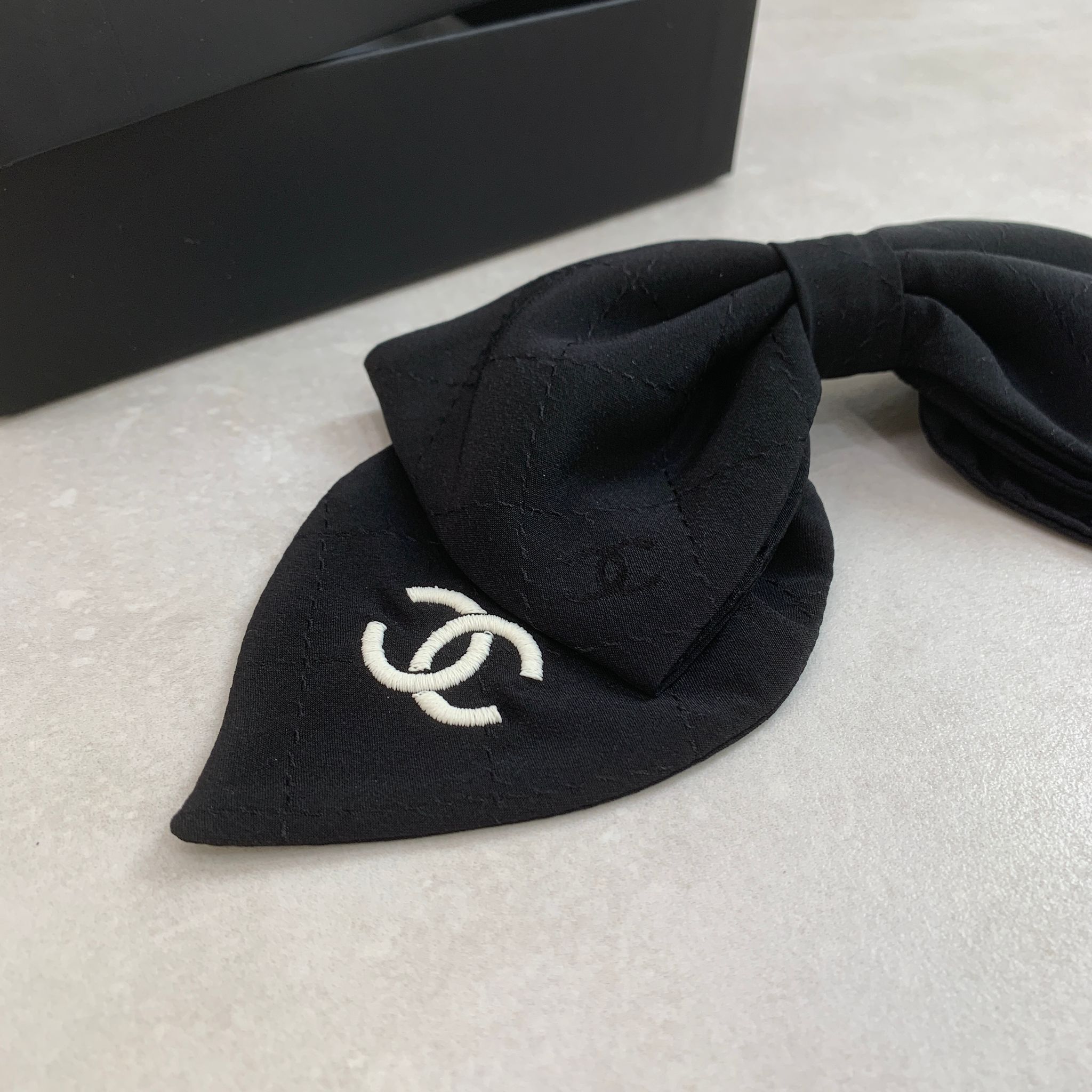 Chanel 24C 黑色蝴蝶結彈簧髮夾