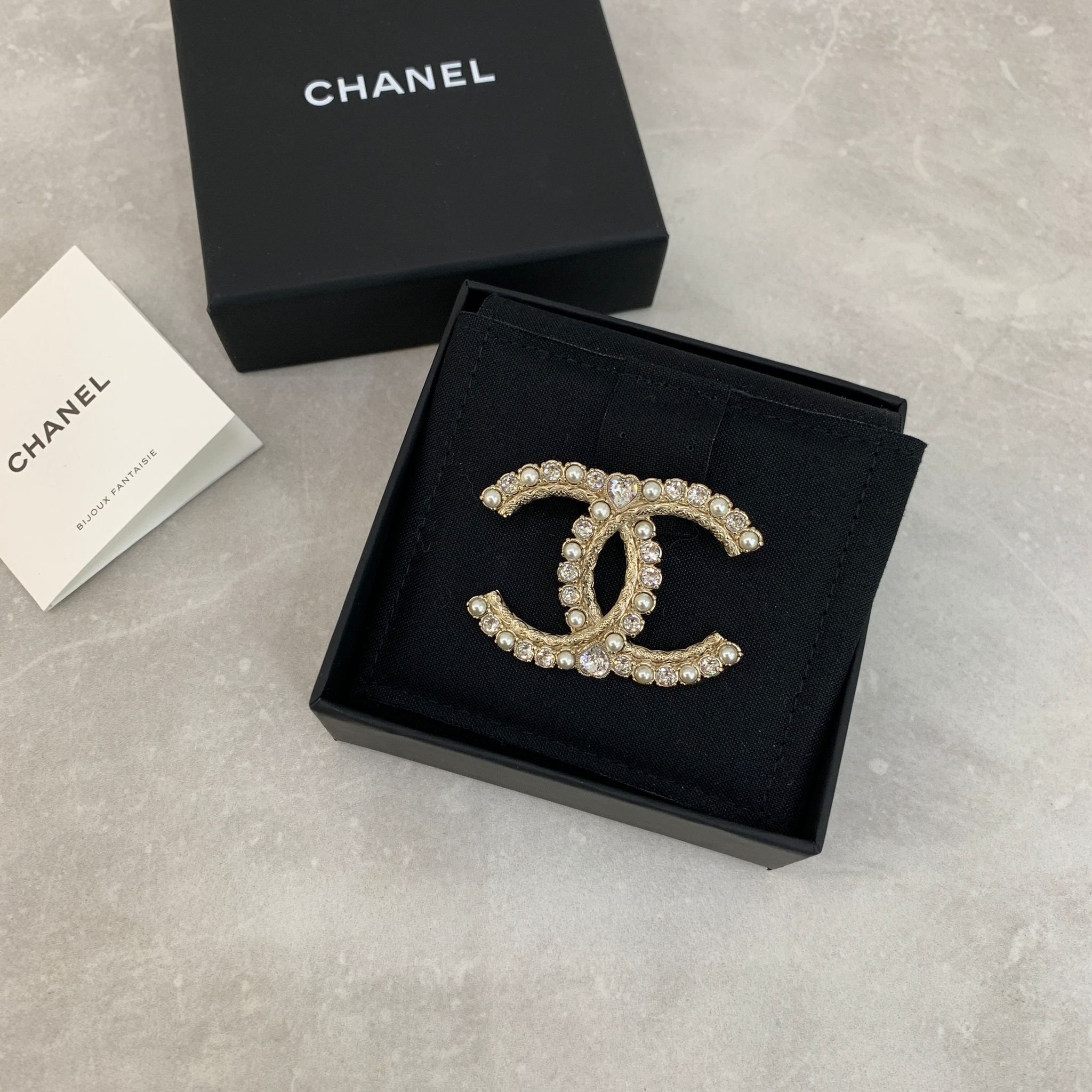 Chanel 23K珍珠水鑽雙C胸針