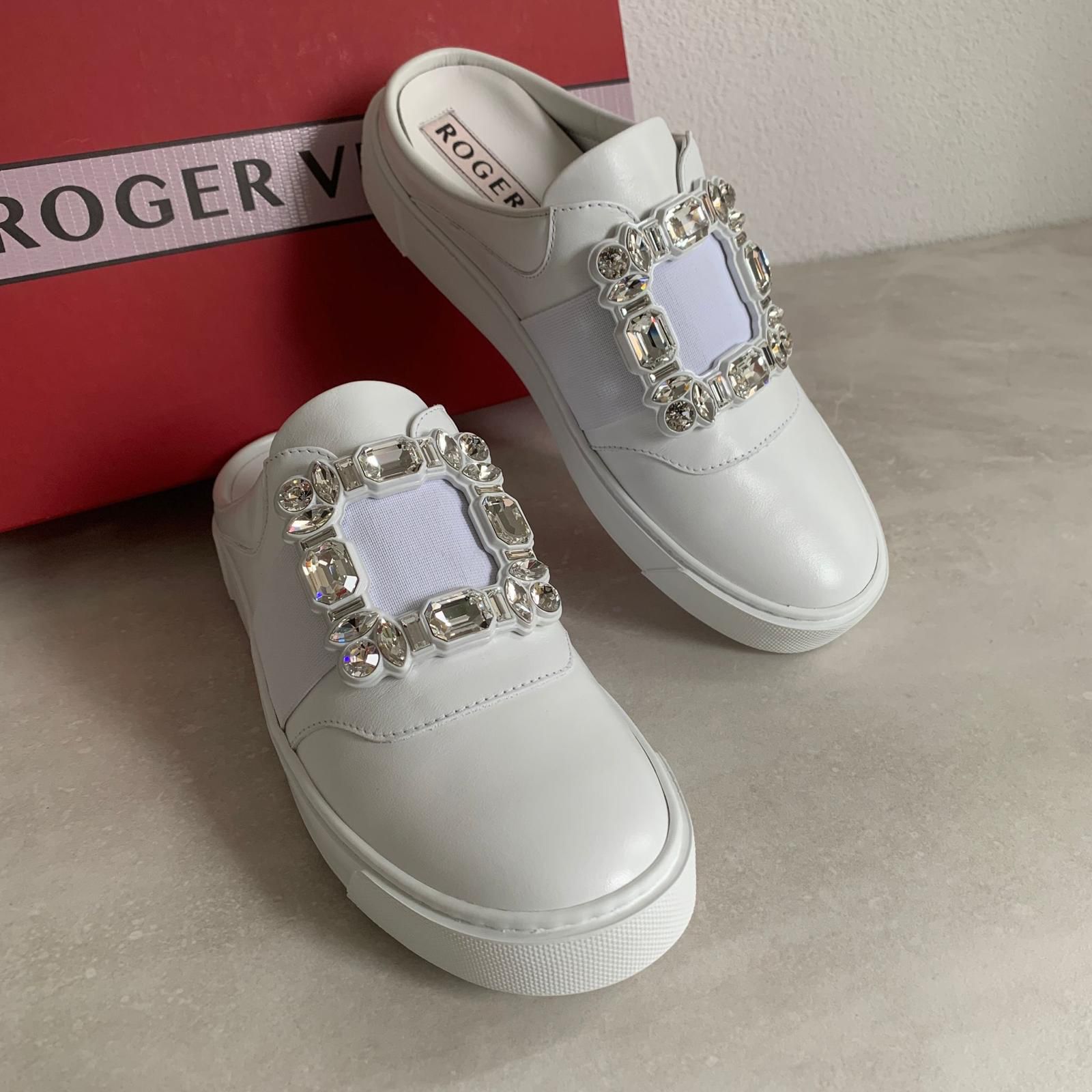 Roger Vivier 鑽釦白色漆皮半拖