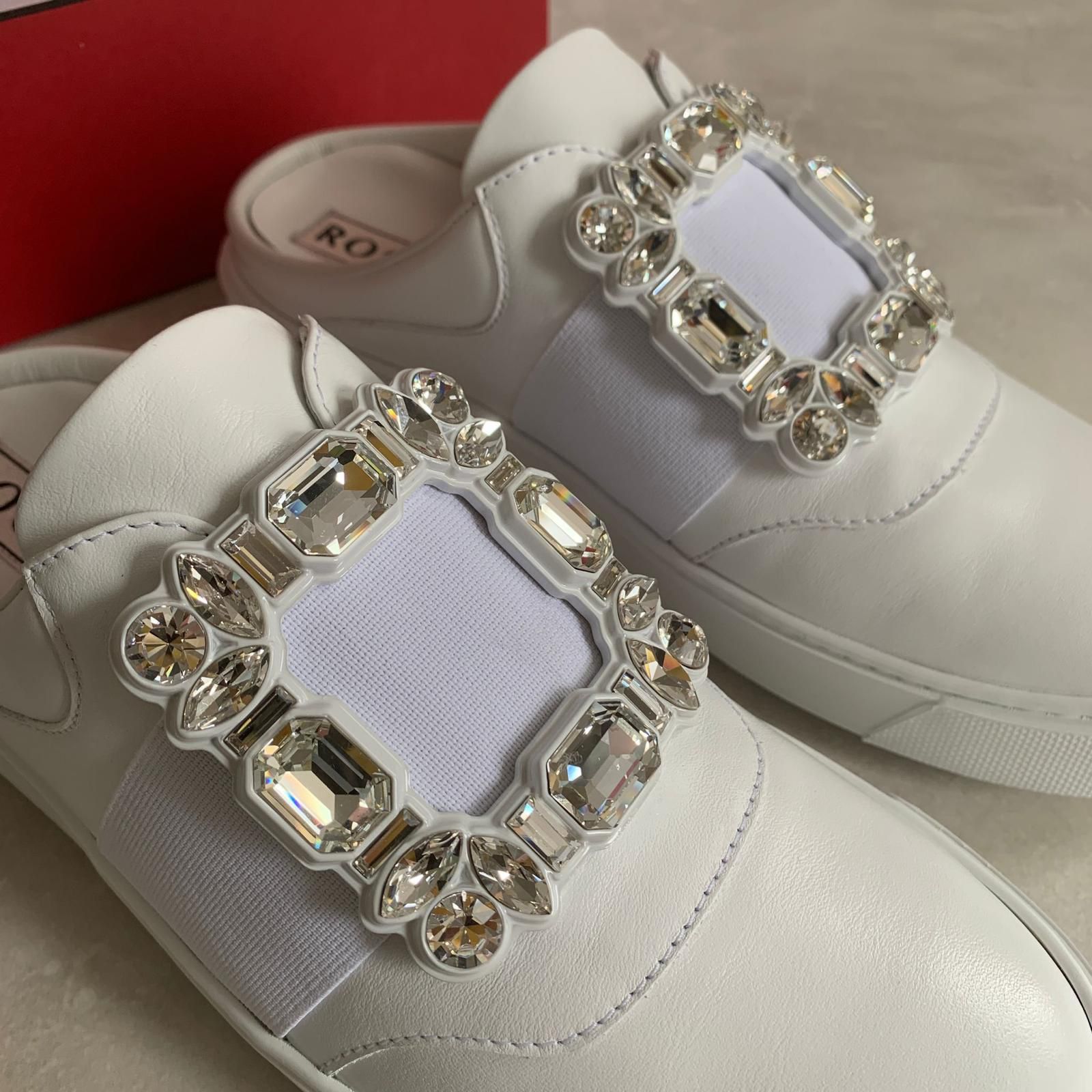 Roger Vivier 鑽釦白色漆皮半拖