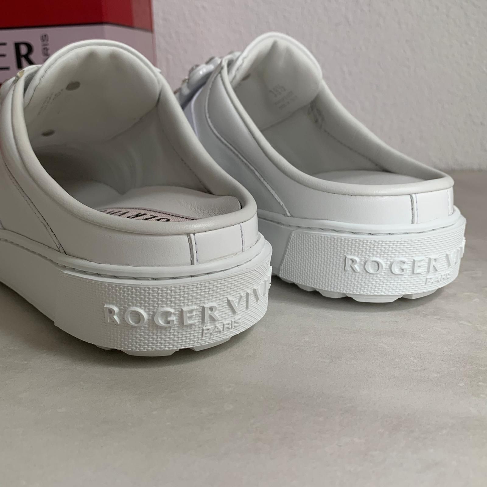 Roger Vivier 鑽釦白色漆皮半拖