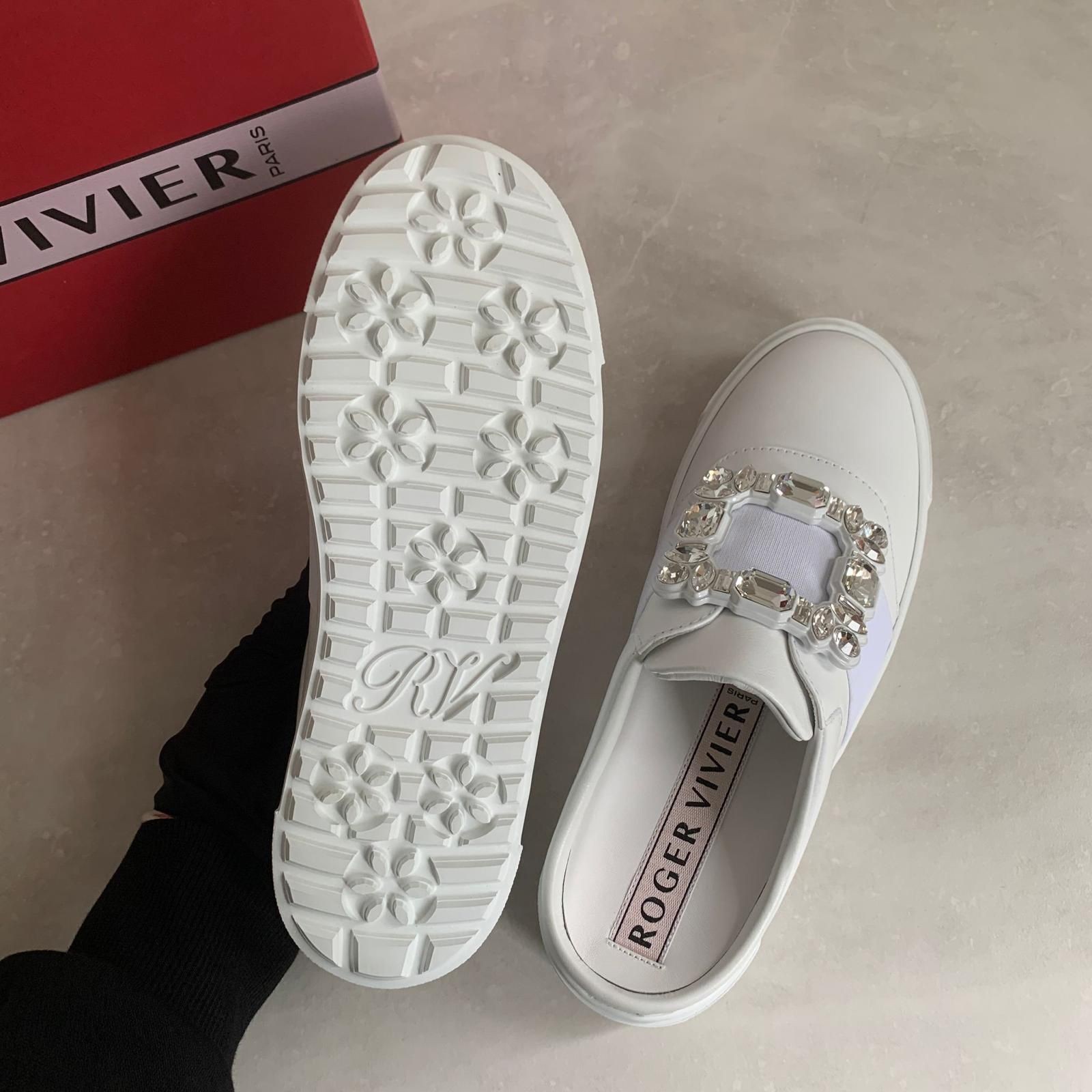 Roger Vivier 鑽釦白色漆皮半拖