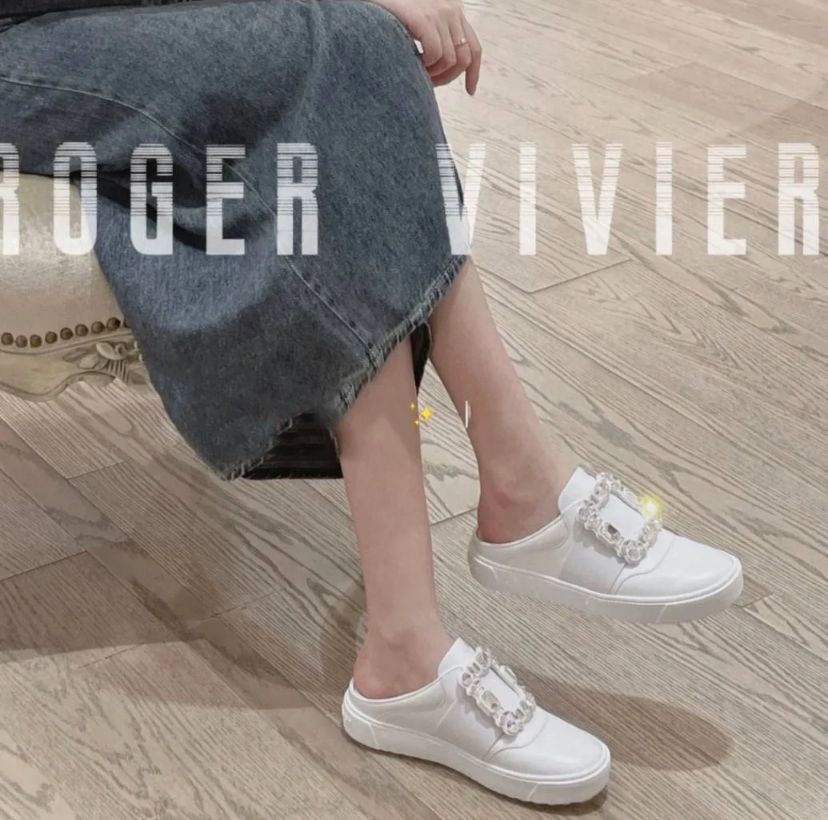 Roger Vivier 鑽釦白色漆皮半拖