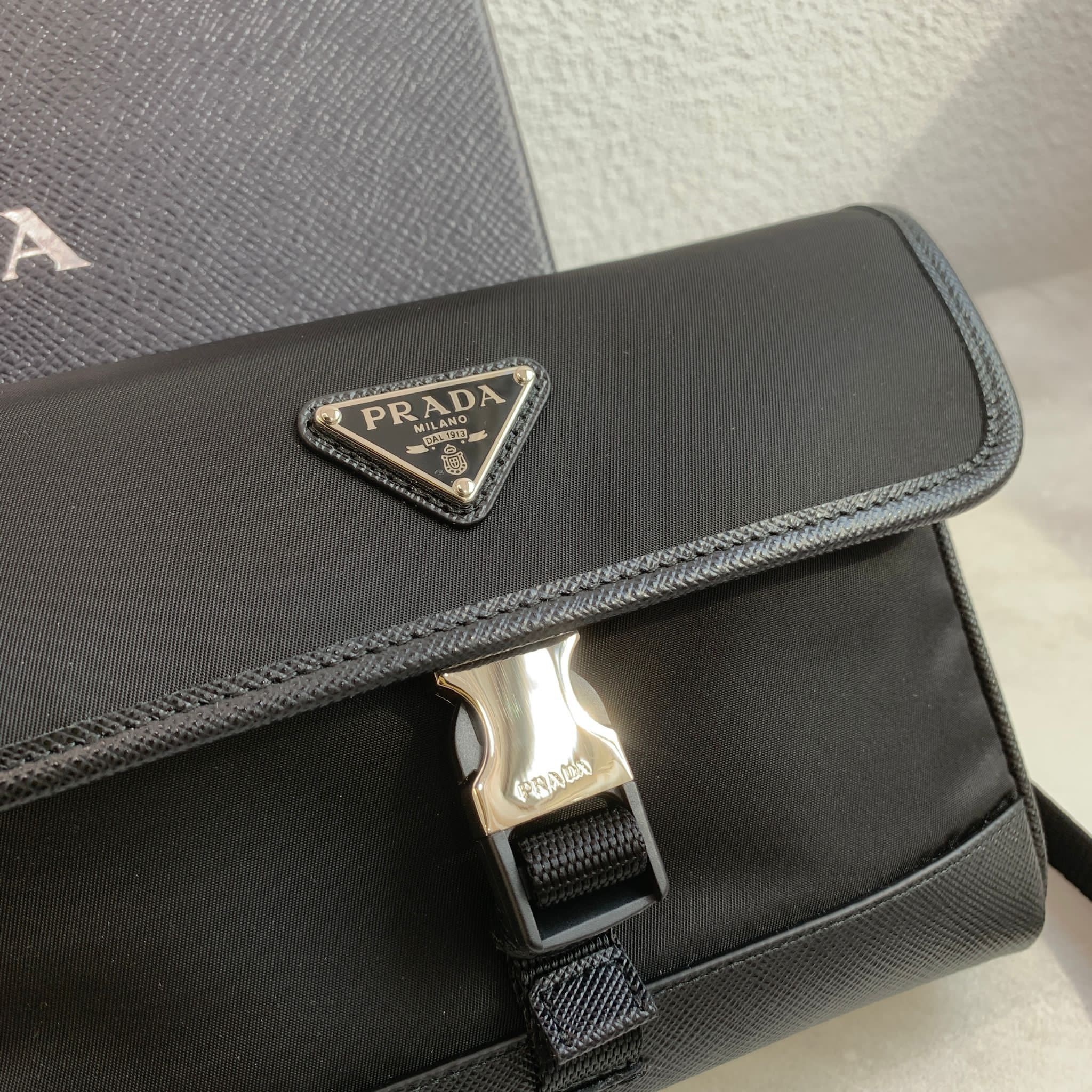 Prada 尼龍橫版手機包