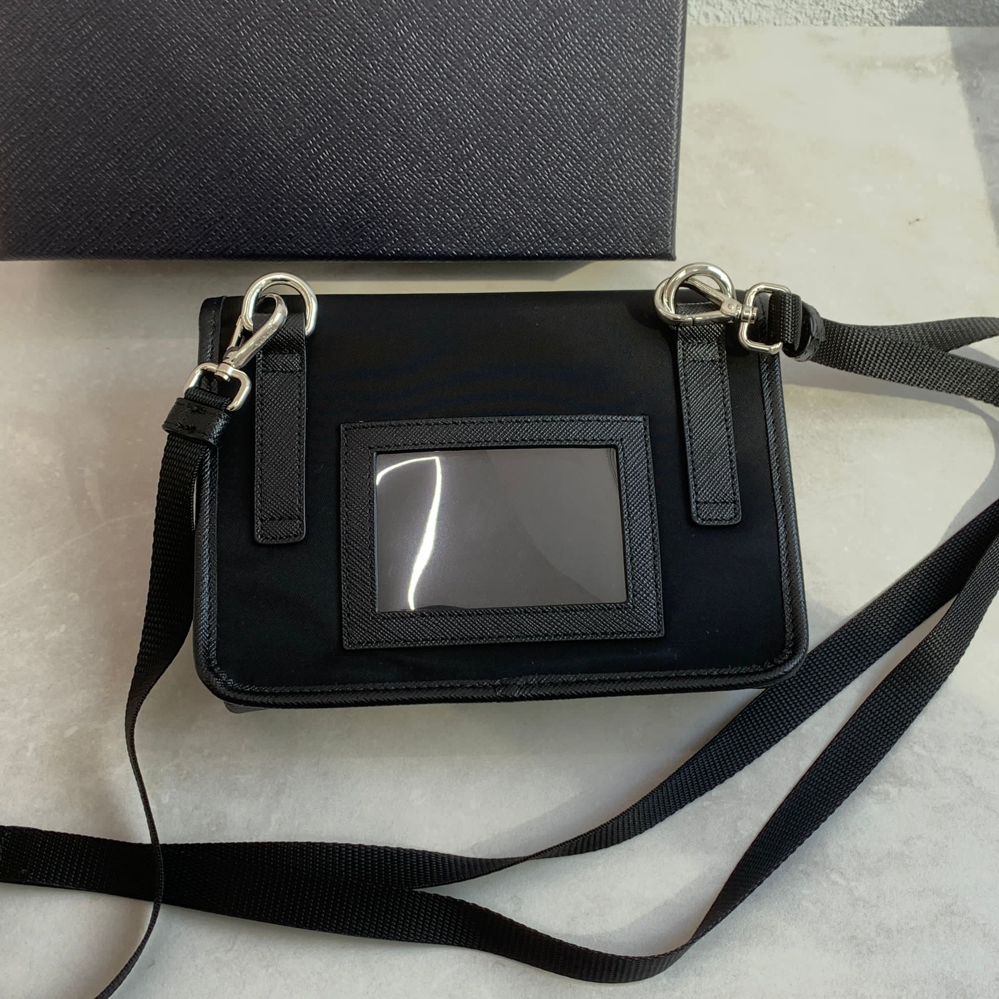 Prada 尼龍橫版手機包