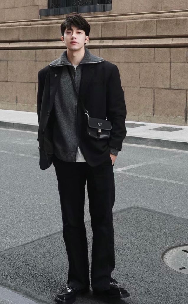 Prada 尼龍橫版手機包