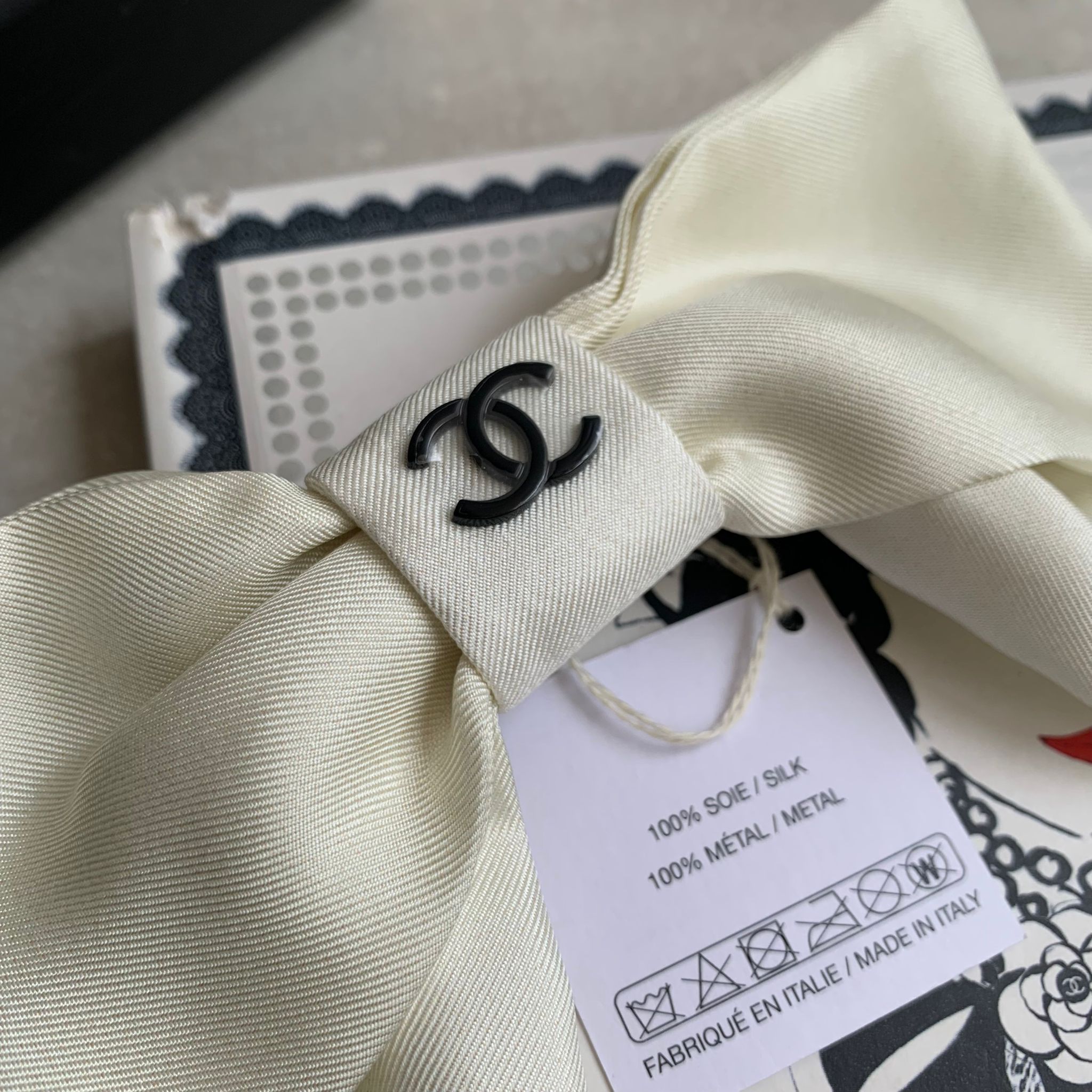 Chanel 白色蝴蝶結髮夾