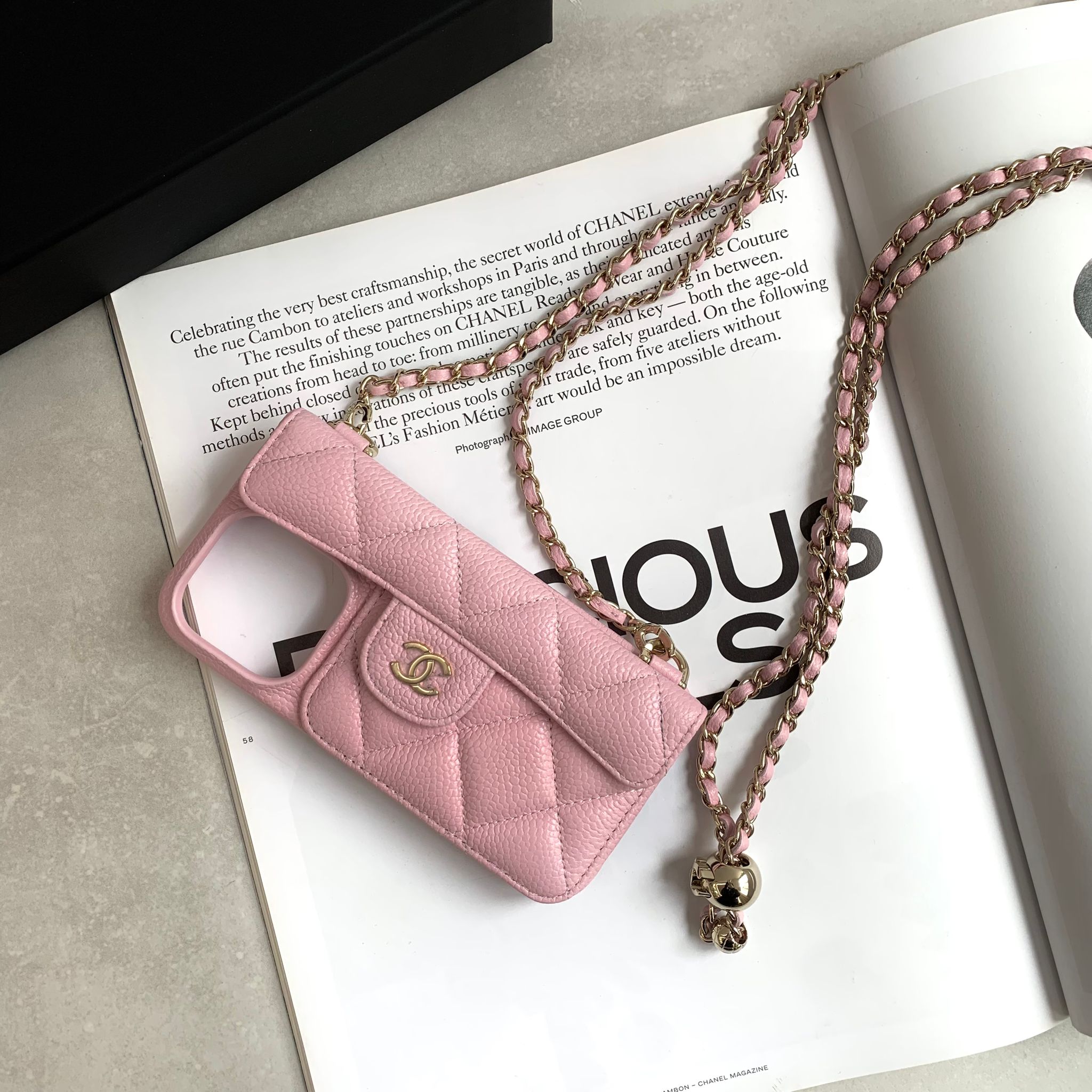 Chanel 金球背帶粉色手機殼
