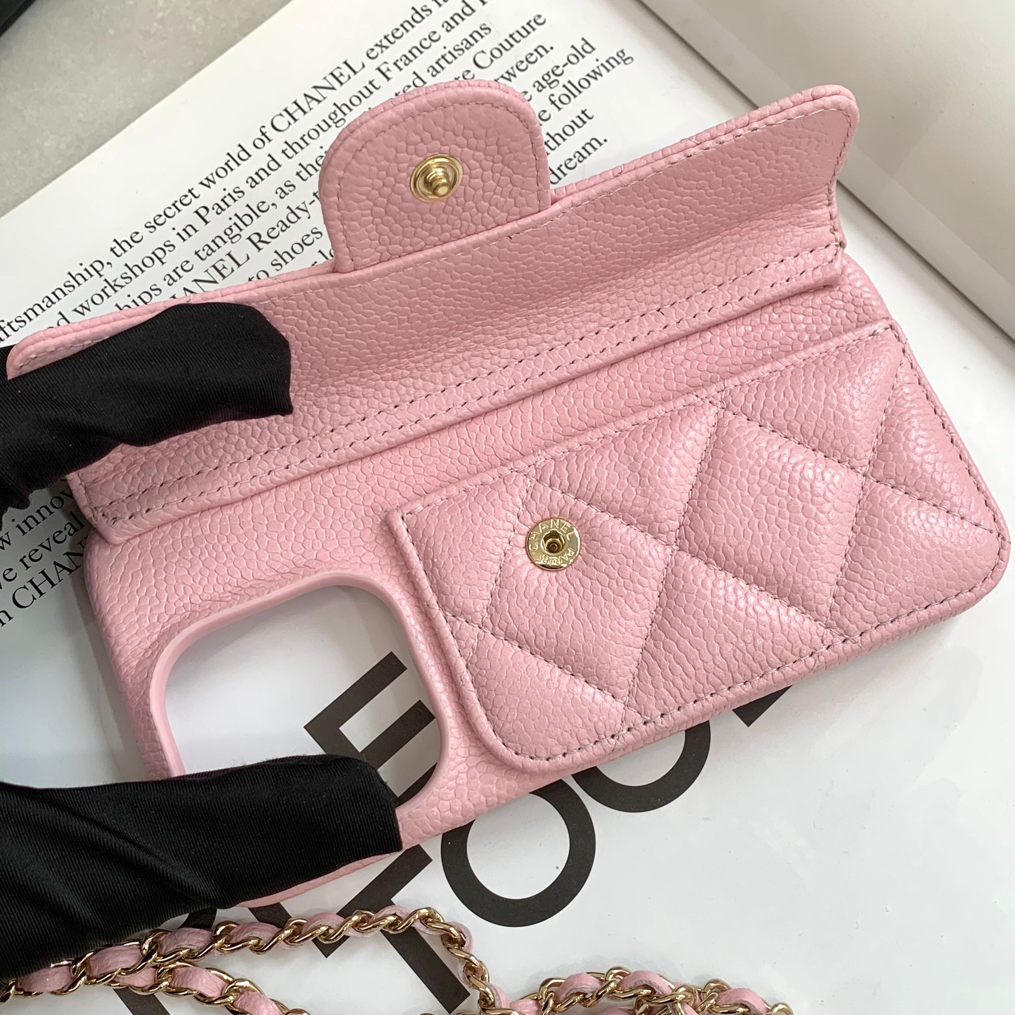 Chanel 金球背帶粉色手機殼