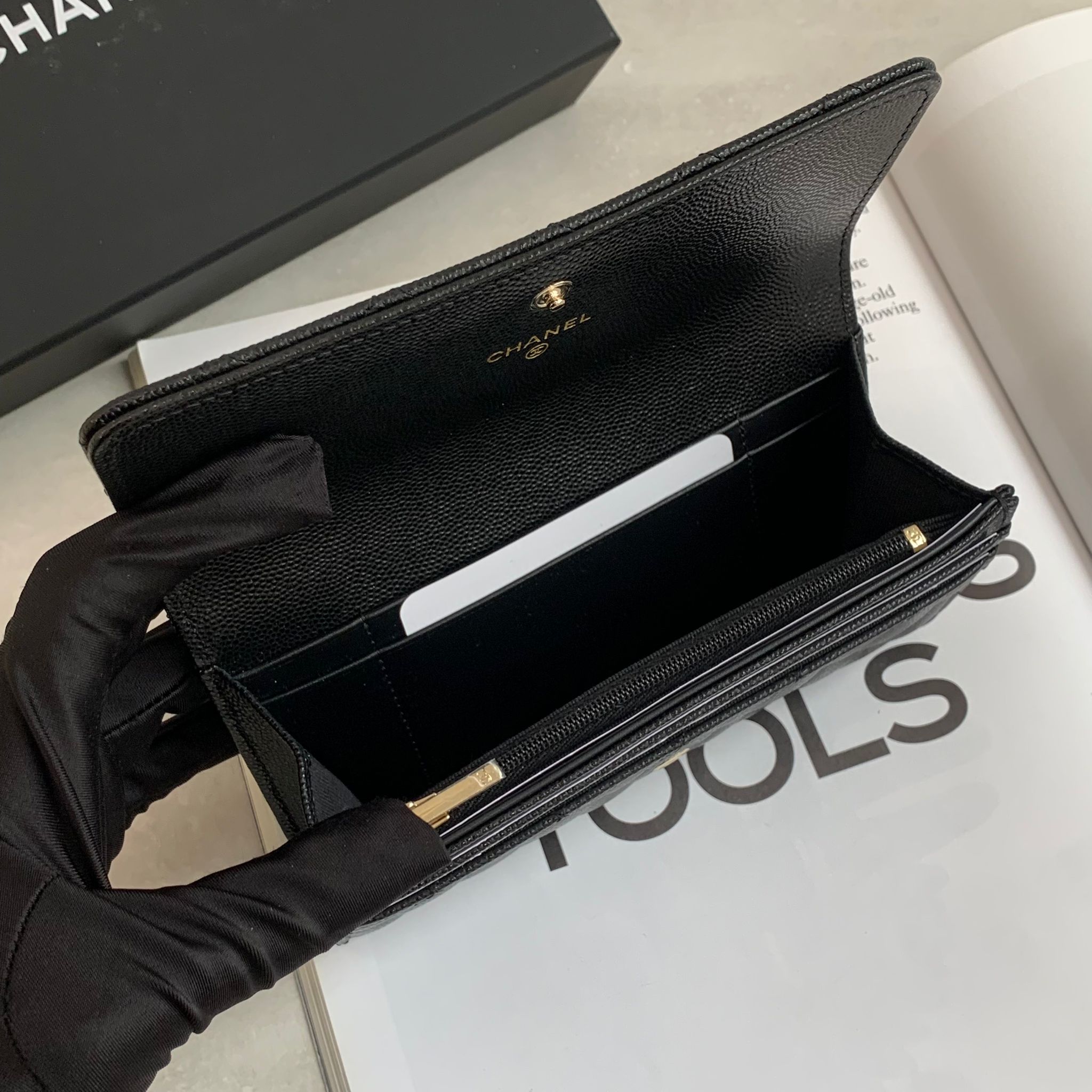 CHANEL 大logo翻蓋長夾