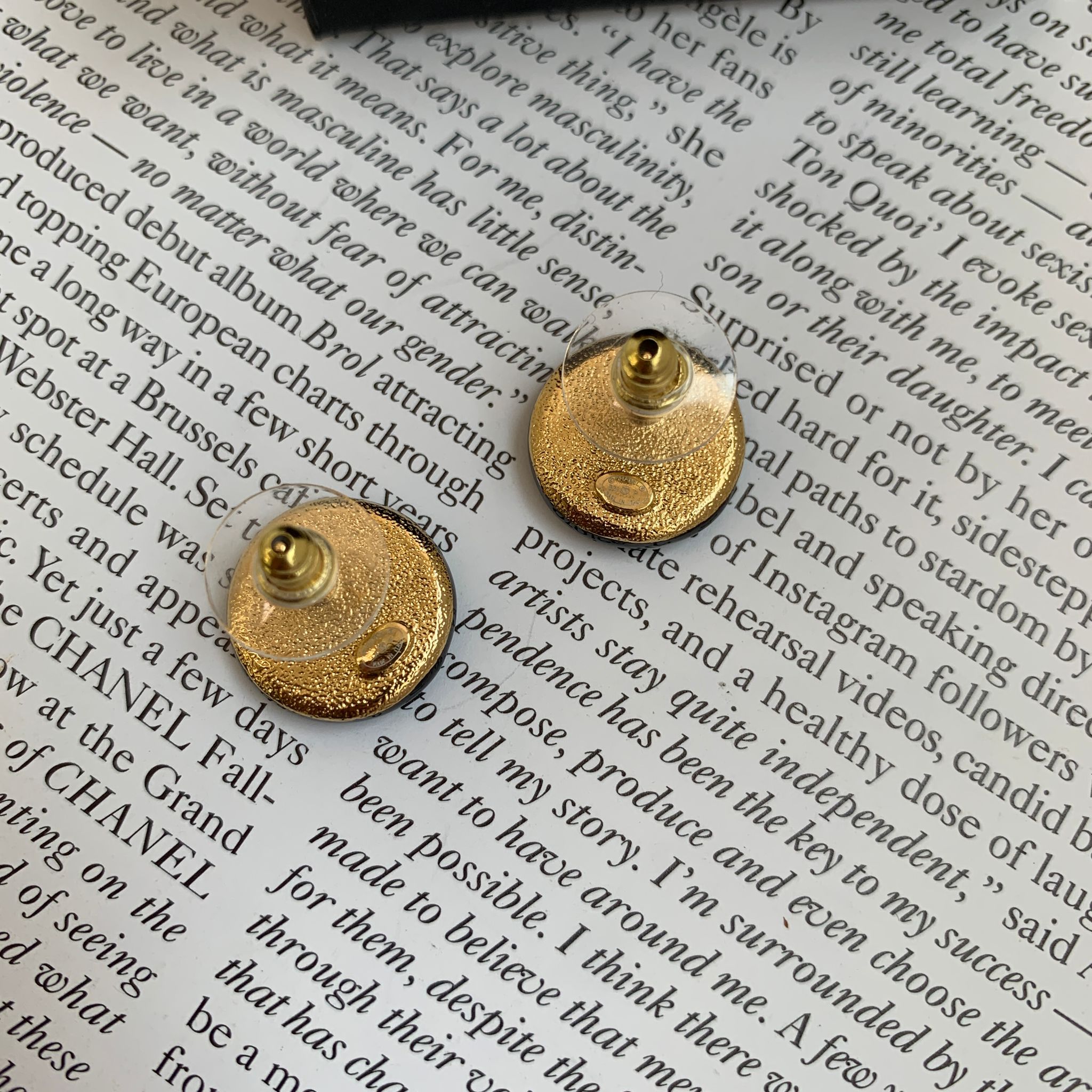 CHANEL 24P 黑白珐瑯鈕扣耳釘