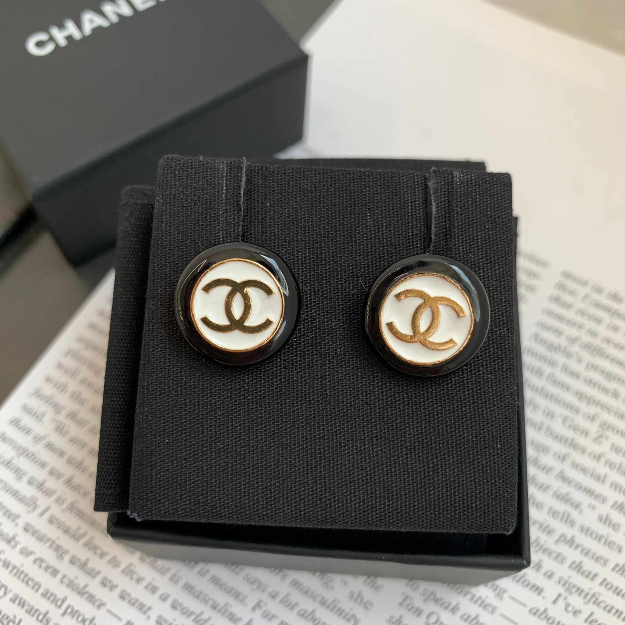 CHANEL 24P 黑白珐瑯鈕扣耳釘