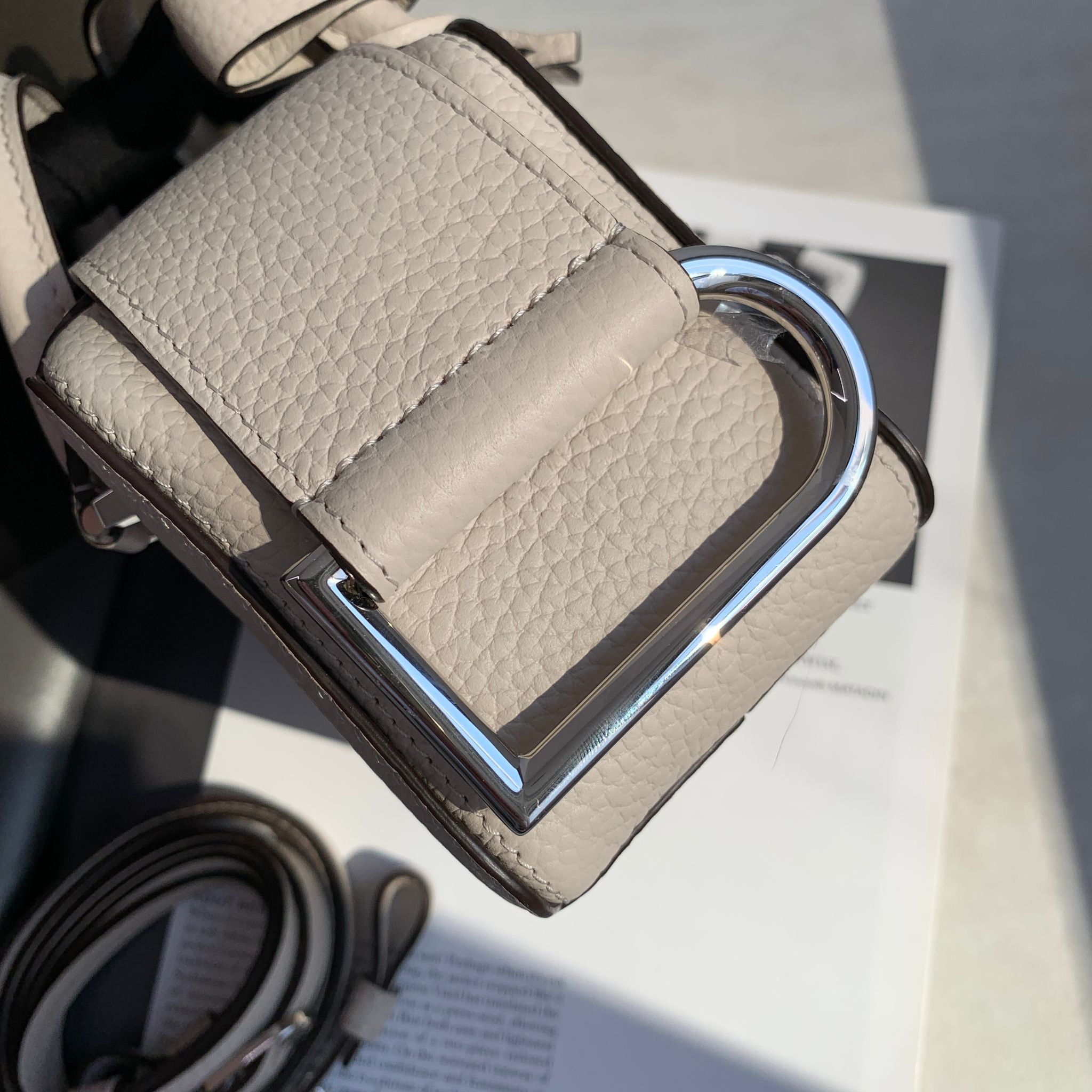 Delvaux cool box nano 燕麥色sesame