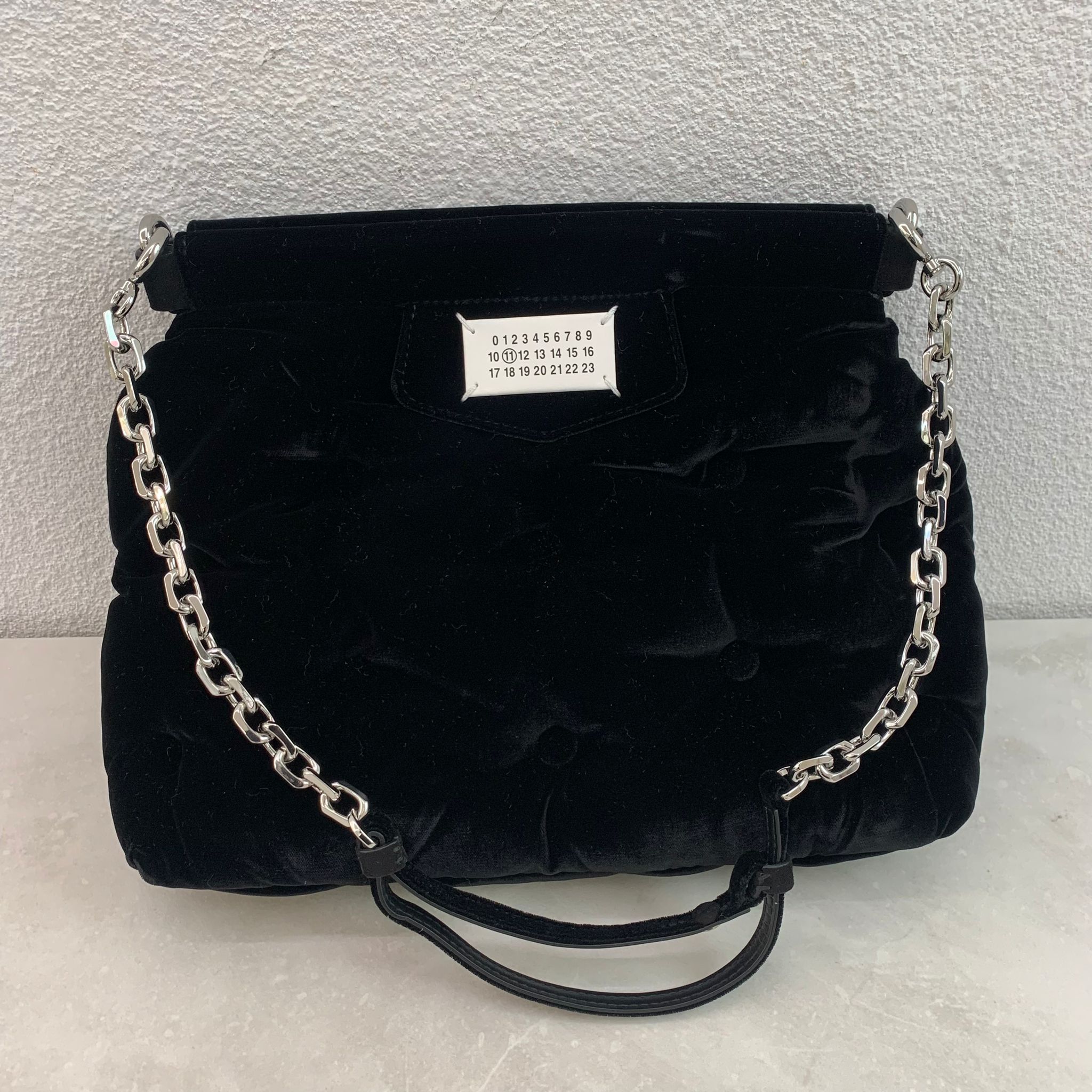 Maison Margiela Glam Slam黑色絲絨枕頭包