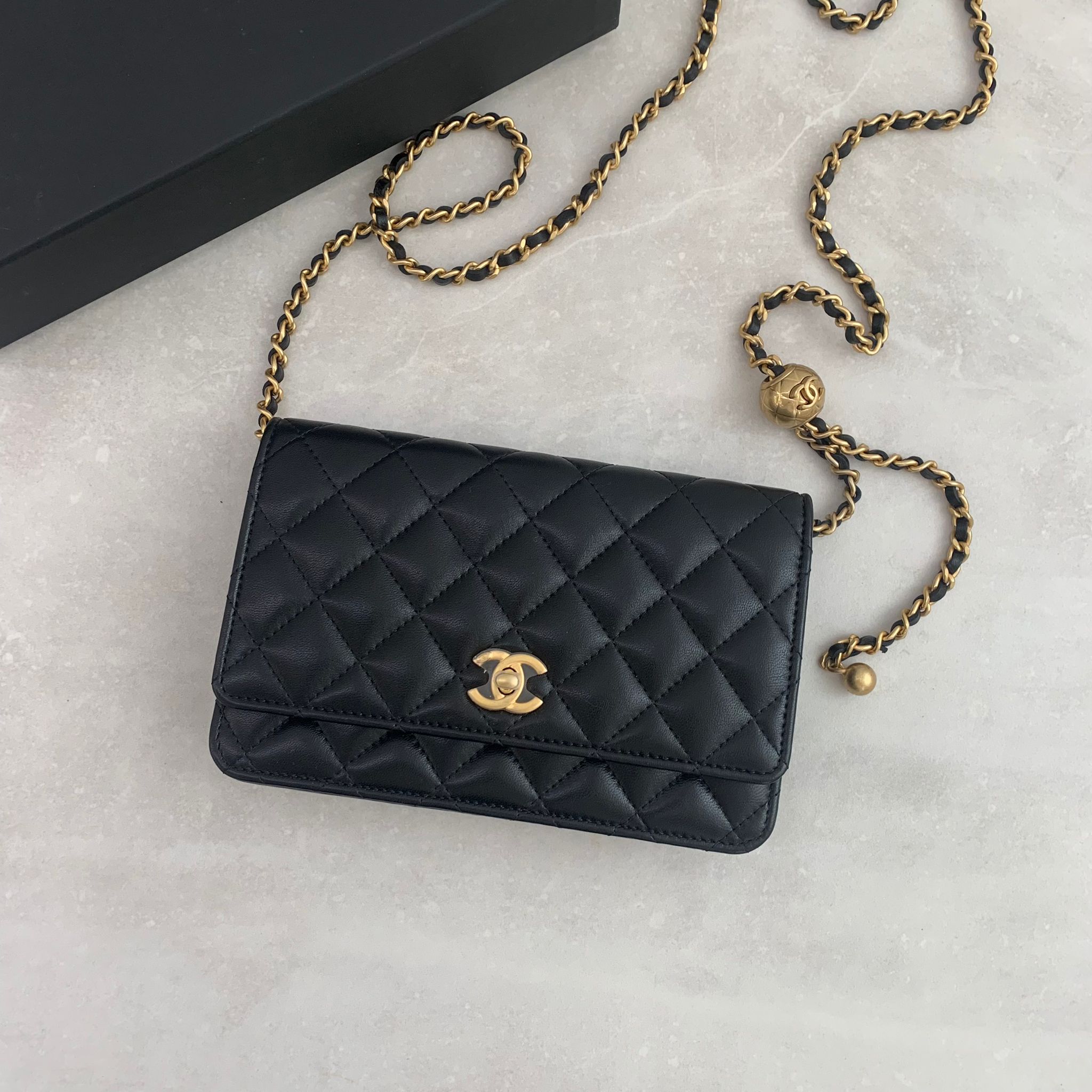 Chanel Classic Wallet On Chain 黑色小羊皮金球鏈帶包