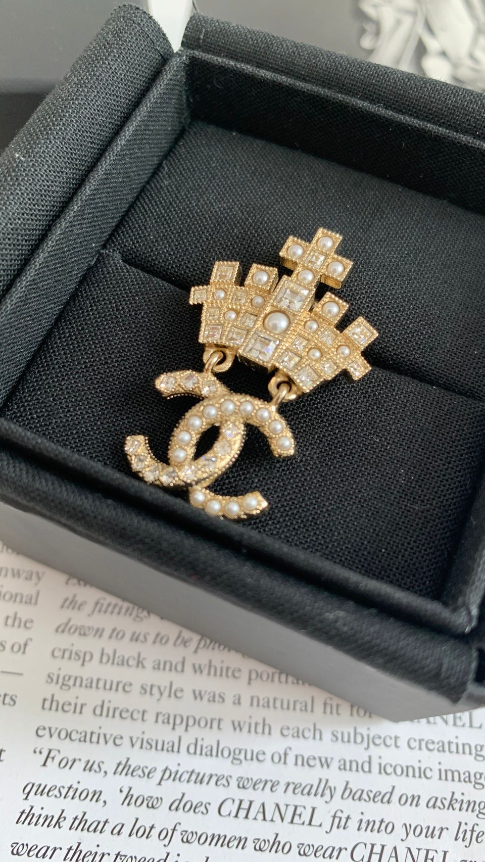 Chanel 21A 皇冠胸針