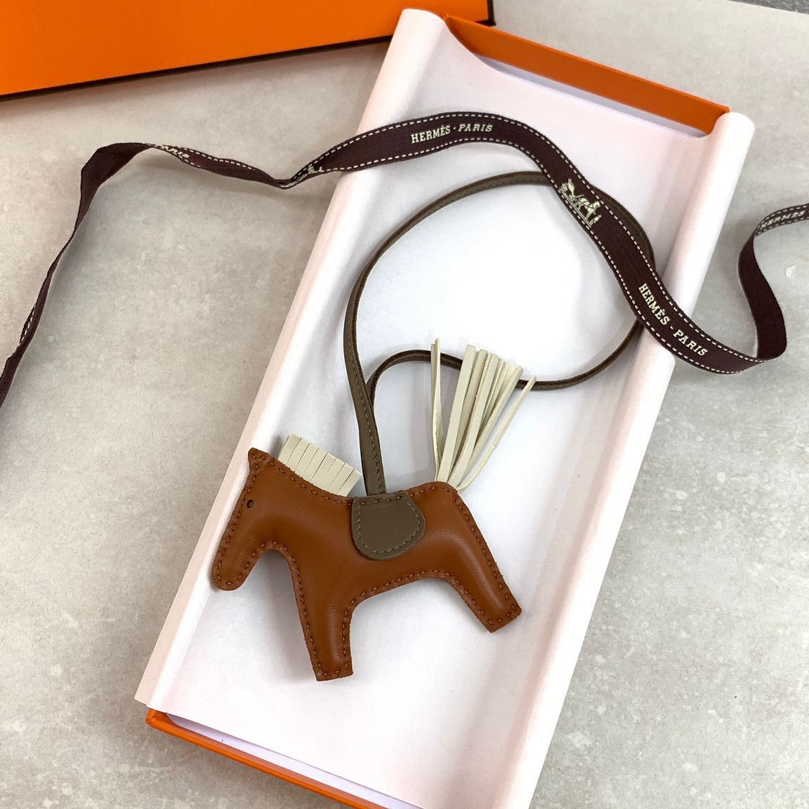 Hermès 棕色小馬吊飾