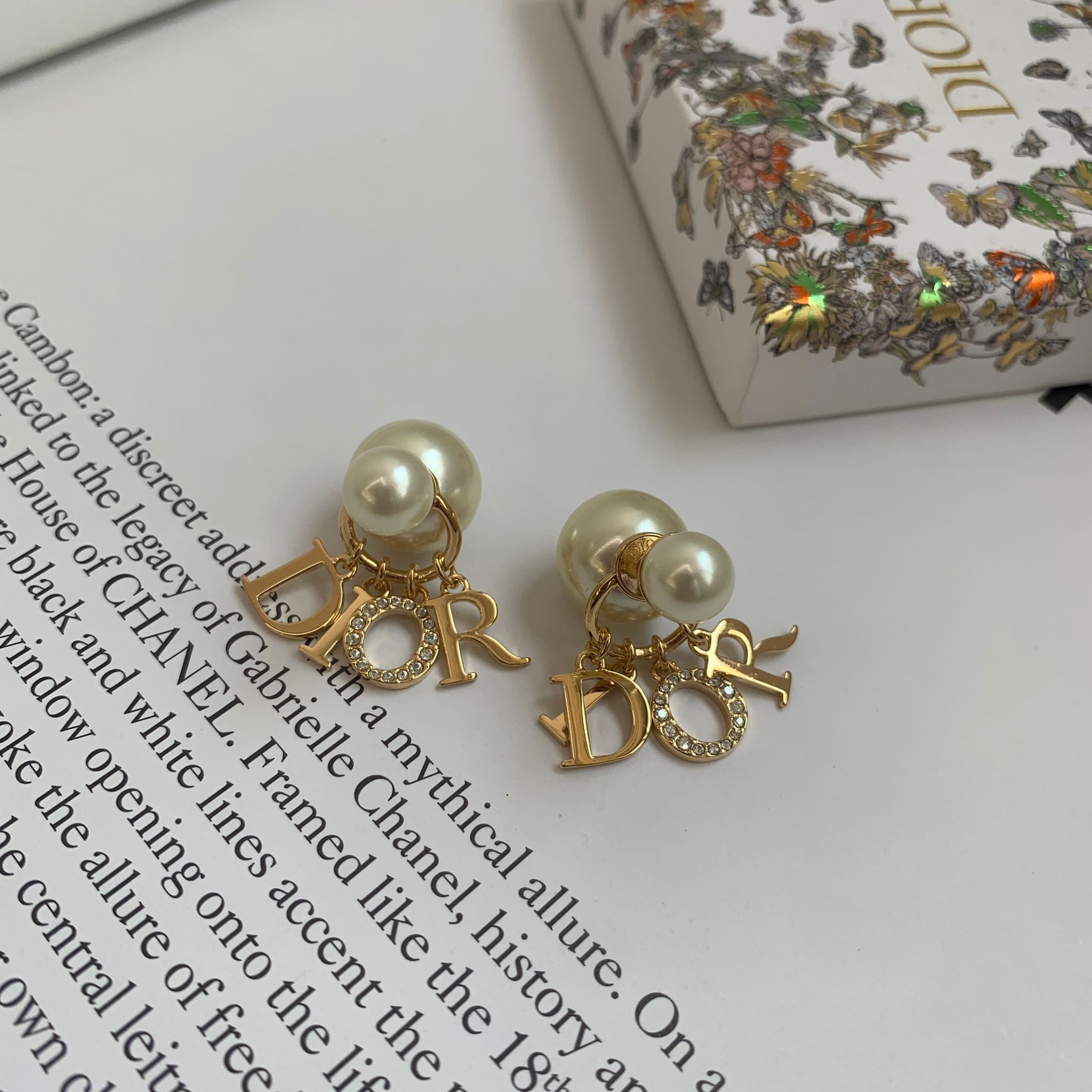 Dior Tribales logo珍珠垂吊耳環