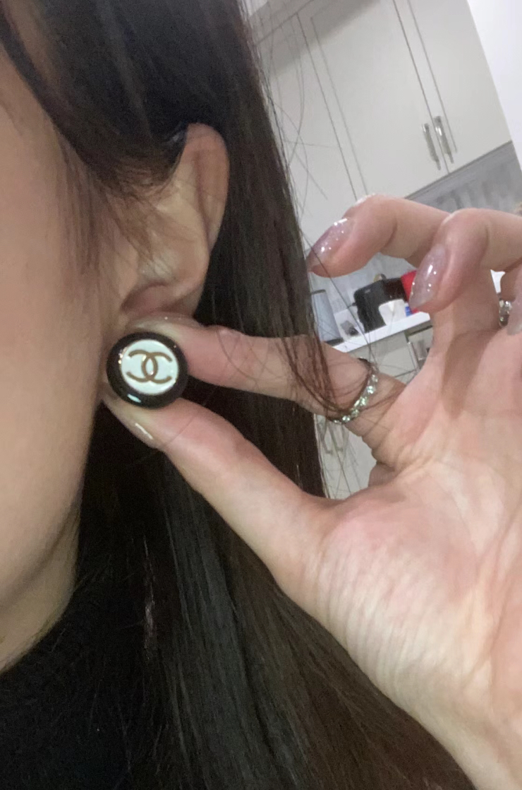 CHANEL 24P 黑白珐瑯鈕扣耳釘