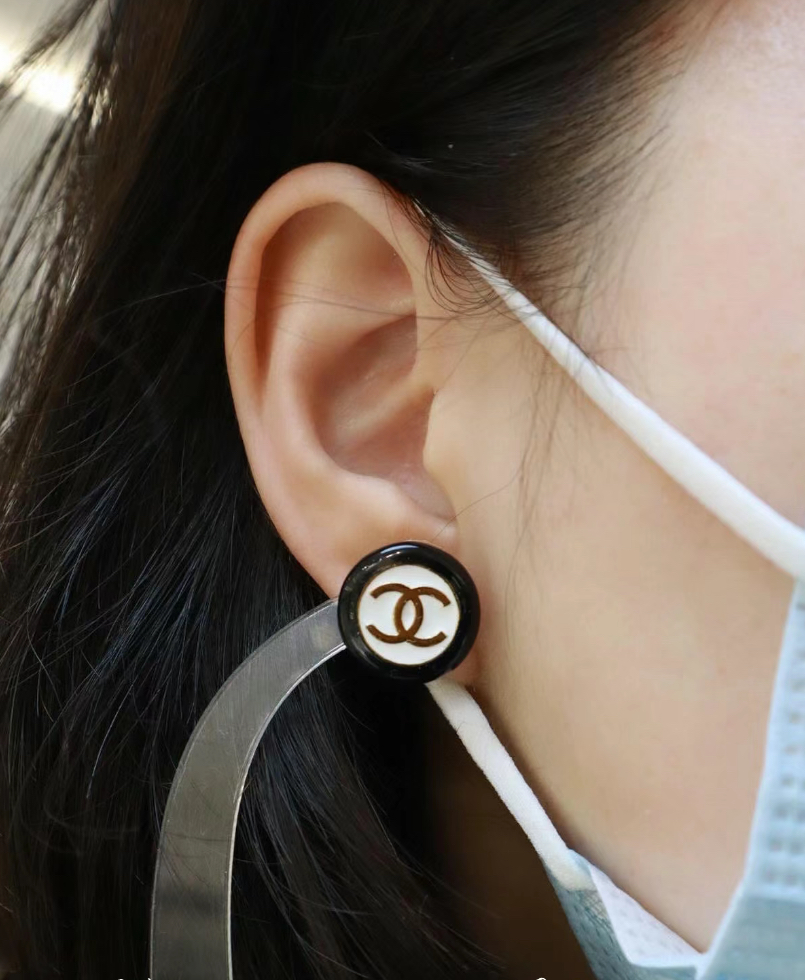 CHANEL 24P 黑白珐瑯鈕扣耳釘