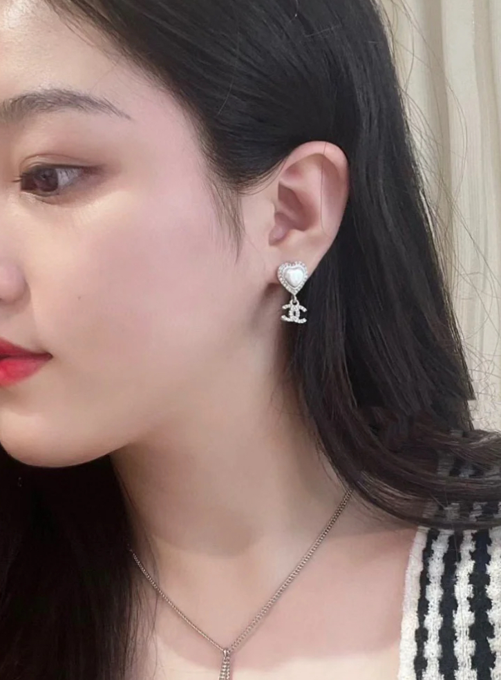 CHANEL 23B 銀色愛心貝母耳釘