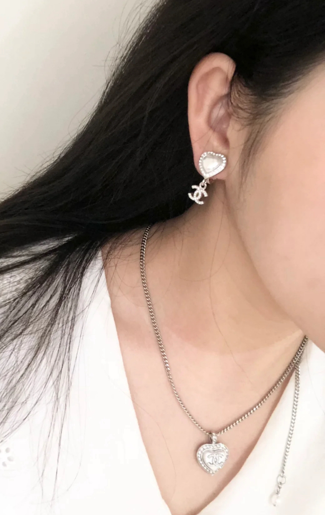 CHANEL 23B 銀色愛心貝母耳釘