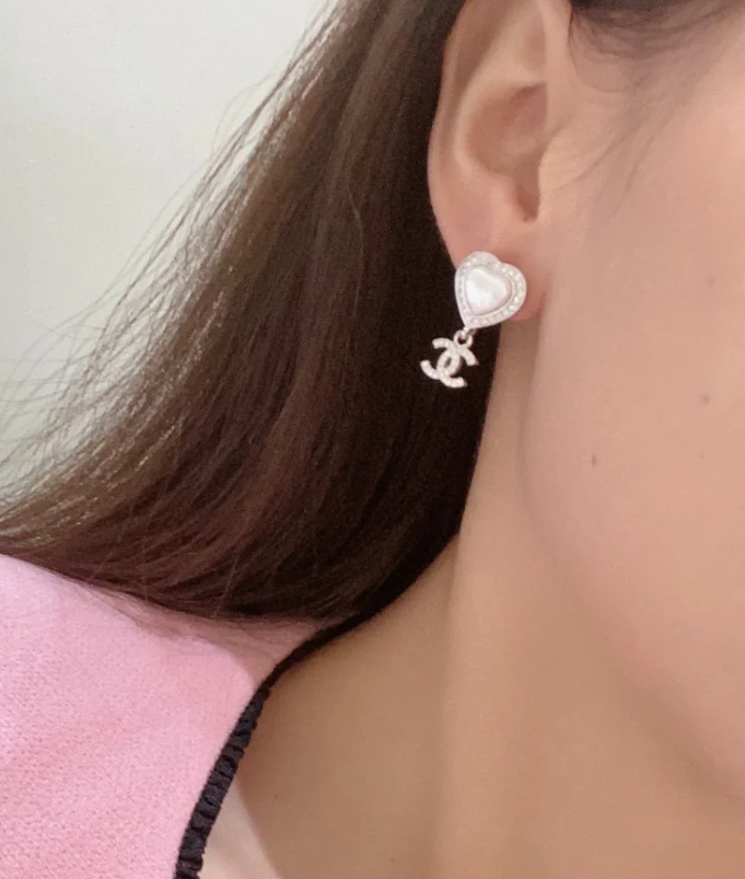 CHANEL 23B 銀色愛心貝母耳釘