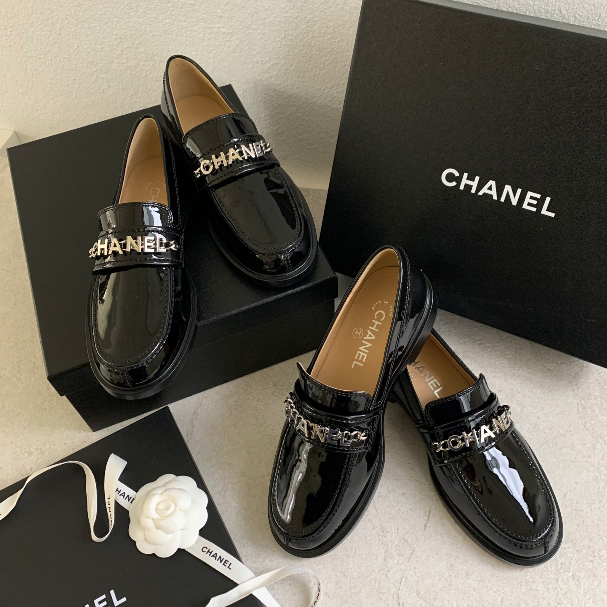 Chanel 字母漆皮樂福鞋