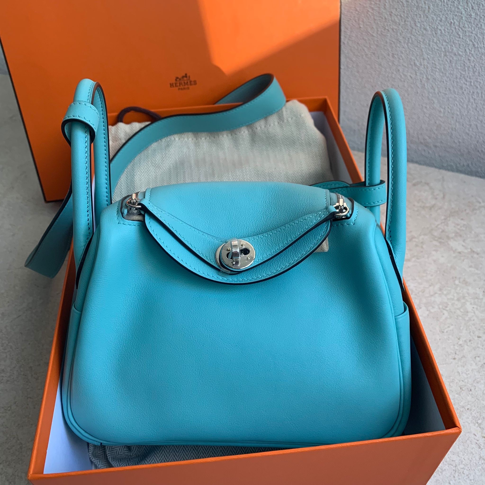 Hermès mini Lindy 天空藍銀釦
