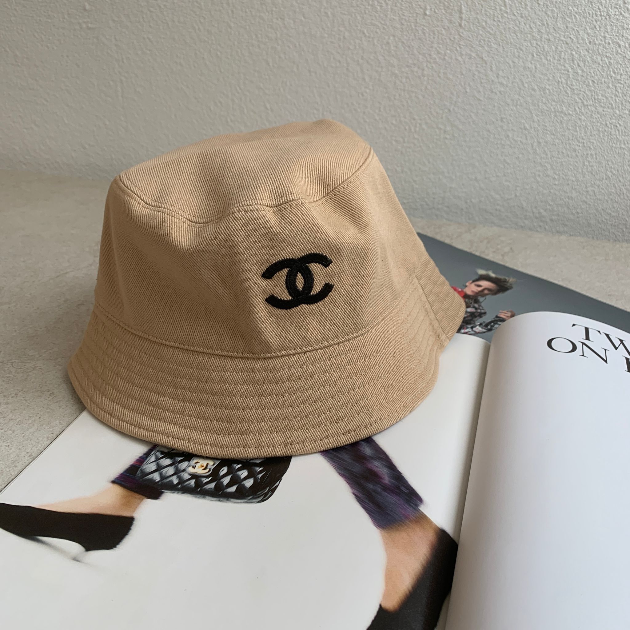 Chanel 卡其色塗鴉黑雙面漁夫帽 Chanel 卡其色塗鴉黑雙面漁夫帽