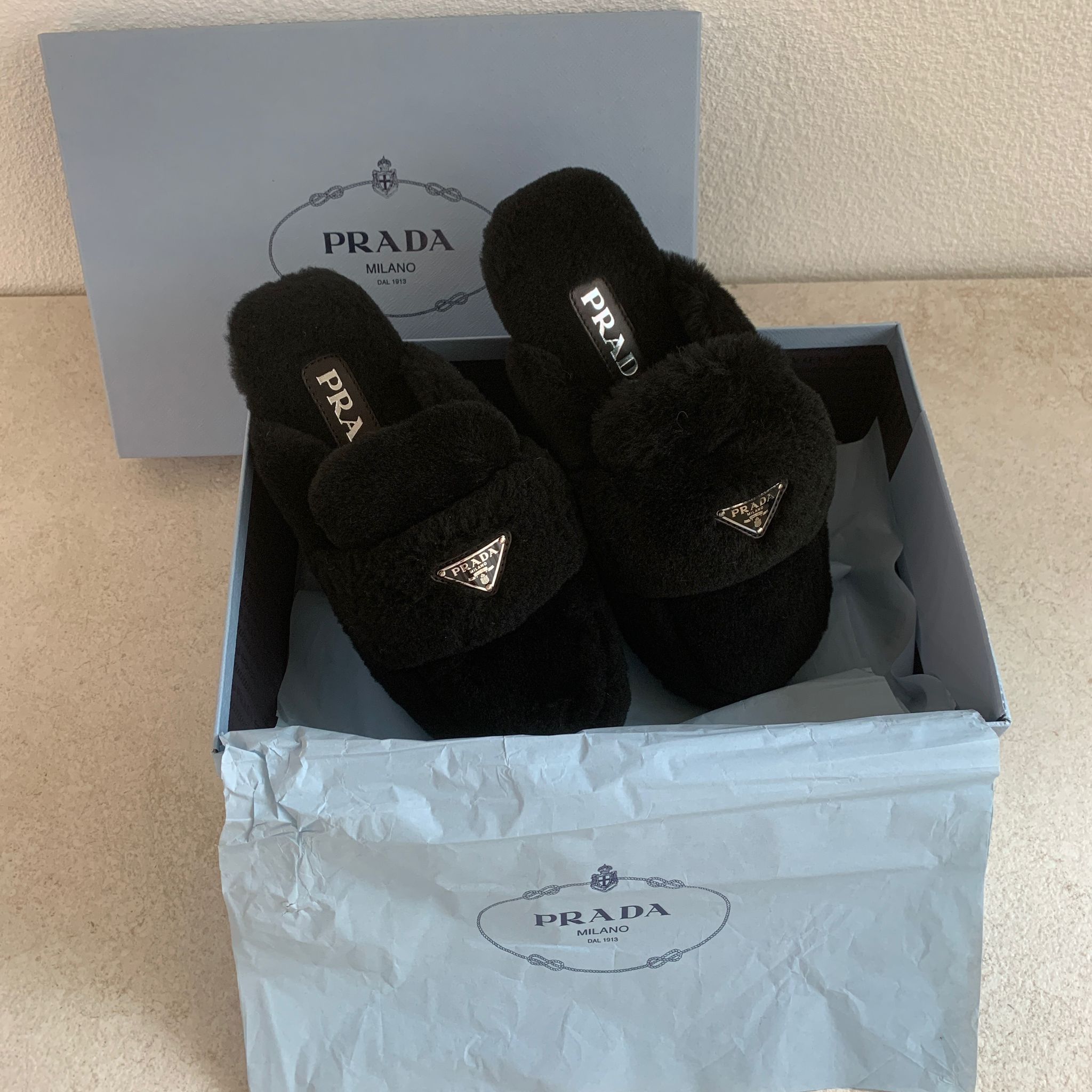 Prada Shearling Mules 絨毛黑色穆勒拖鞋