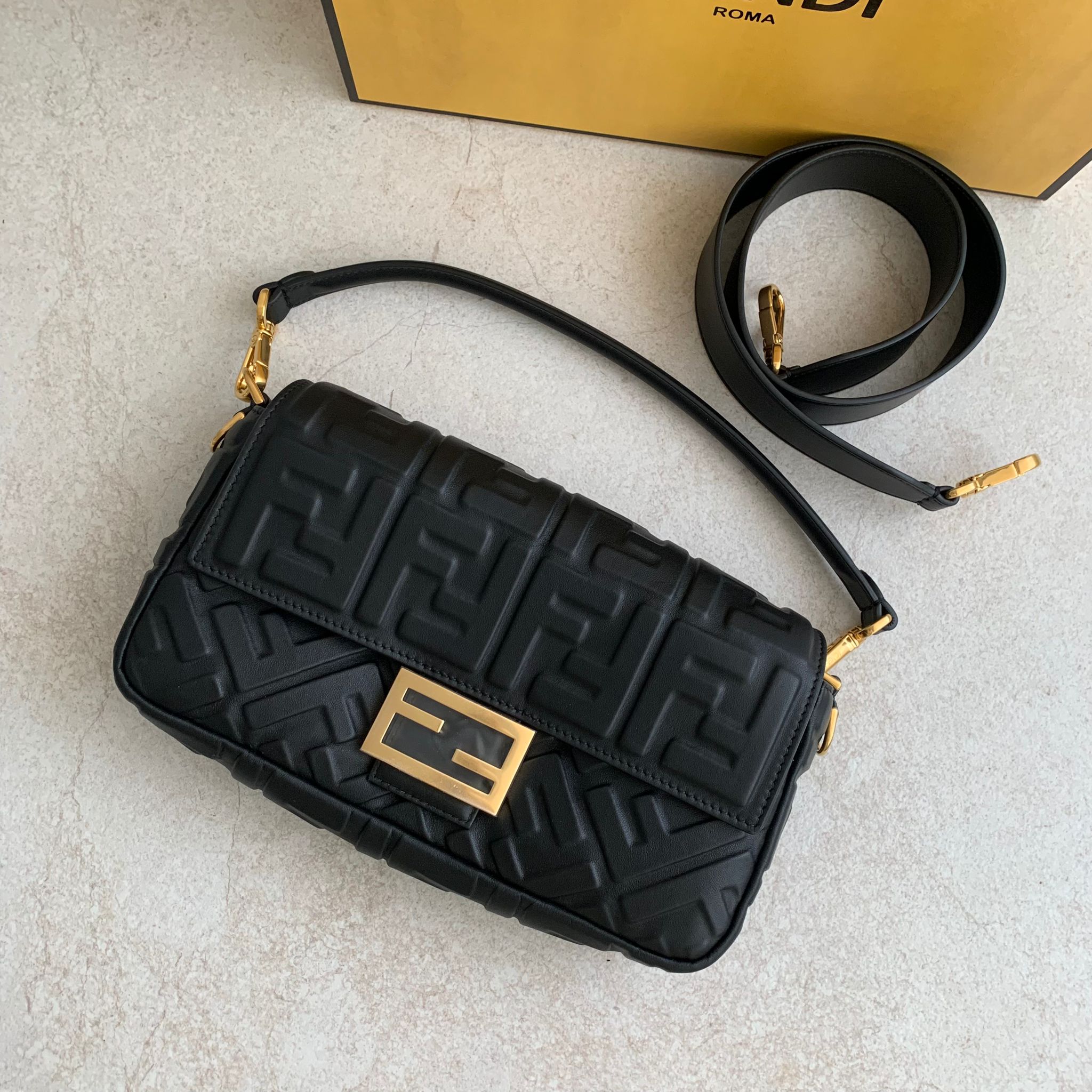 Fendi Baguette 黑色浮雕小羊皮法棍包