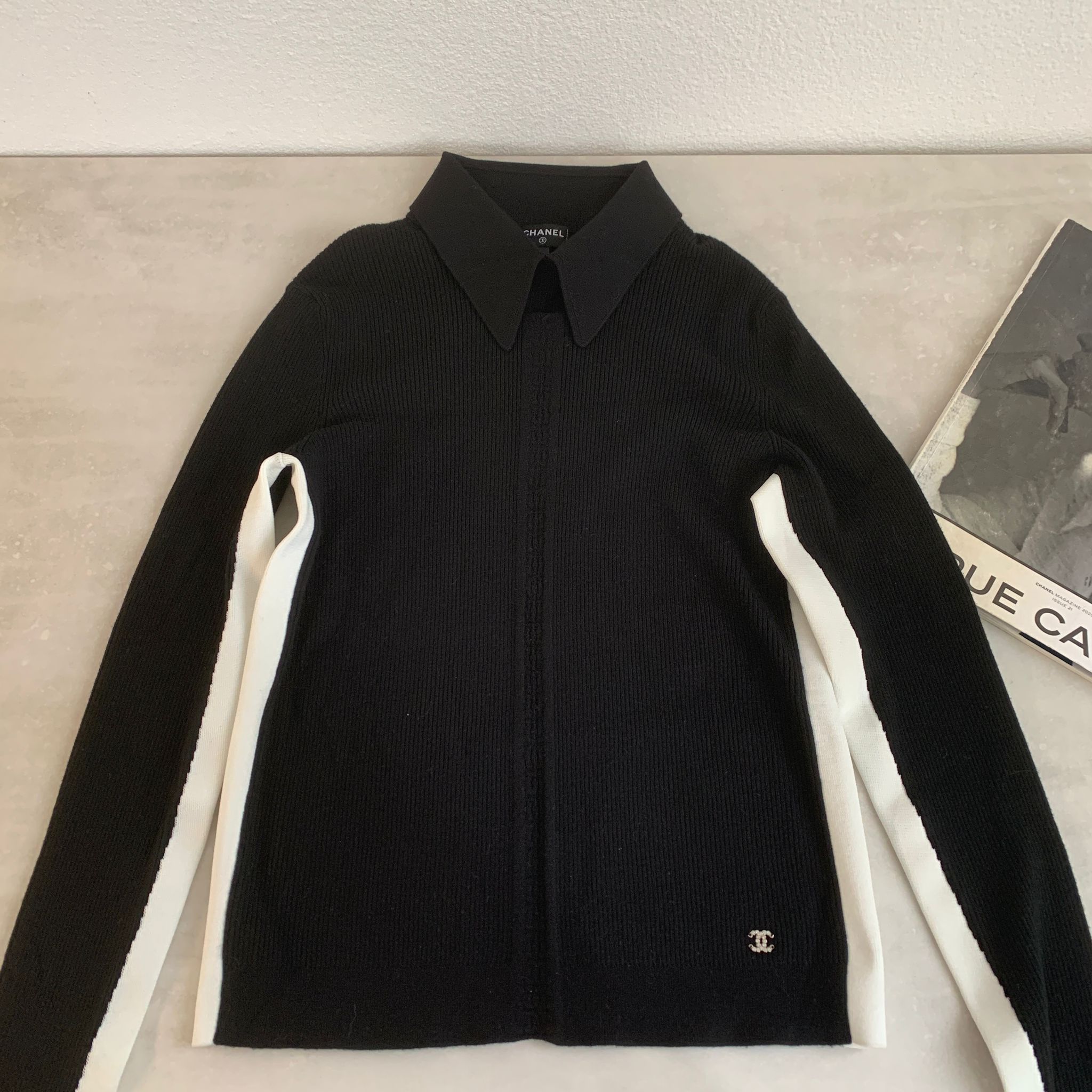 Chanel 23N 滑雪系列 POLO 領黑白撞色羊毛上衣 黑色