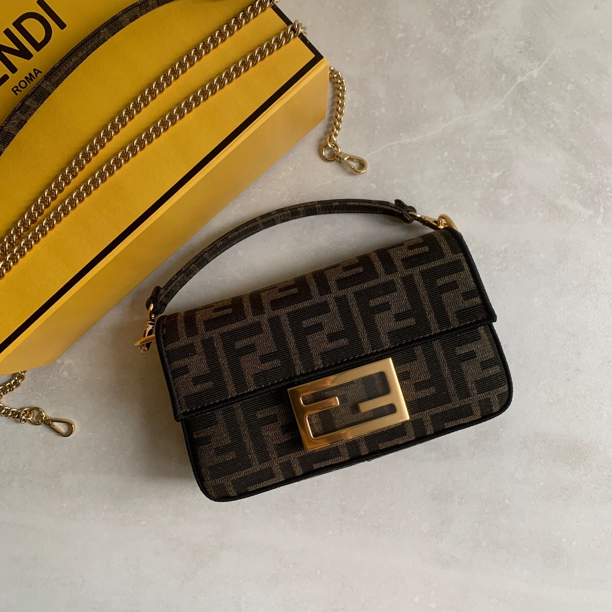 Fendi Baguette Mini 老花法棍包